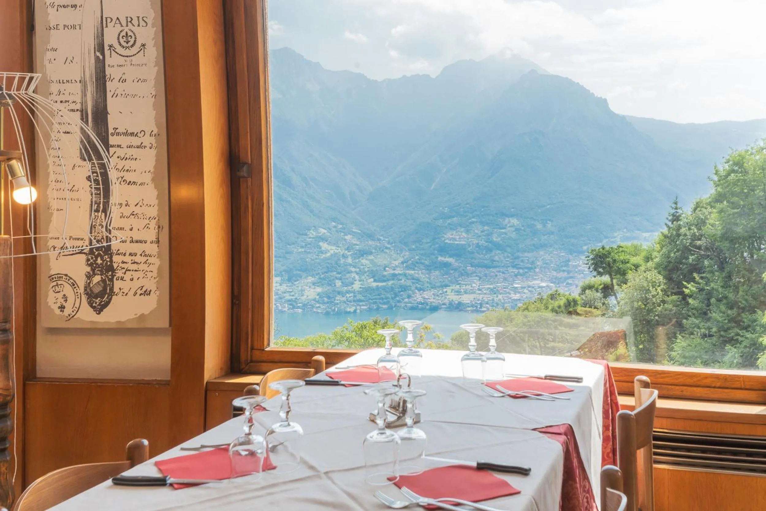 Restaurant/places to eat in Hotel Mirabeau