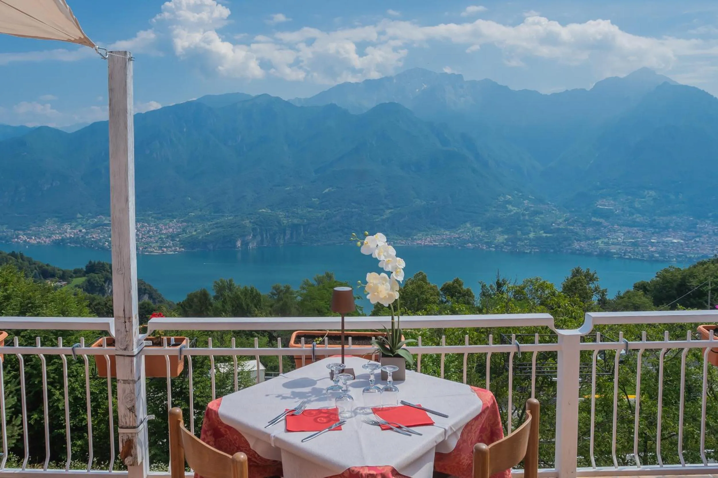 Restaurant/places to eat in Hotel Mirabeau