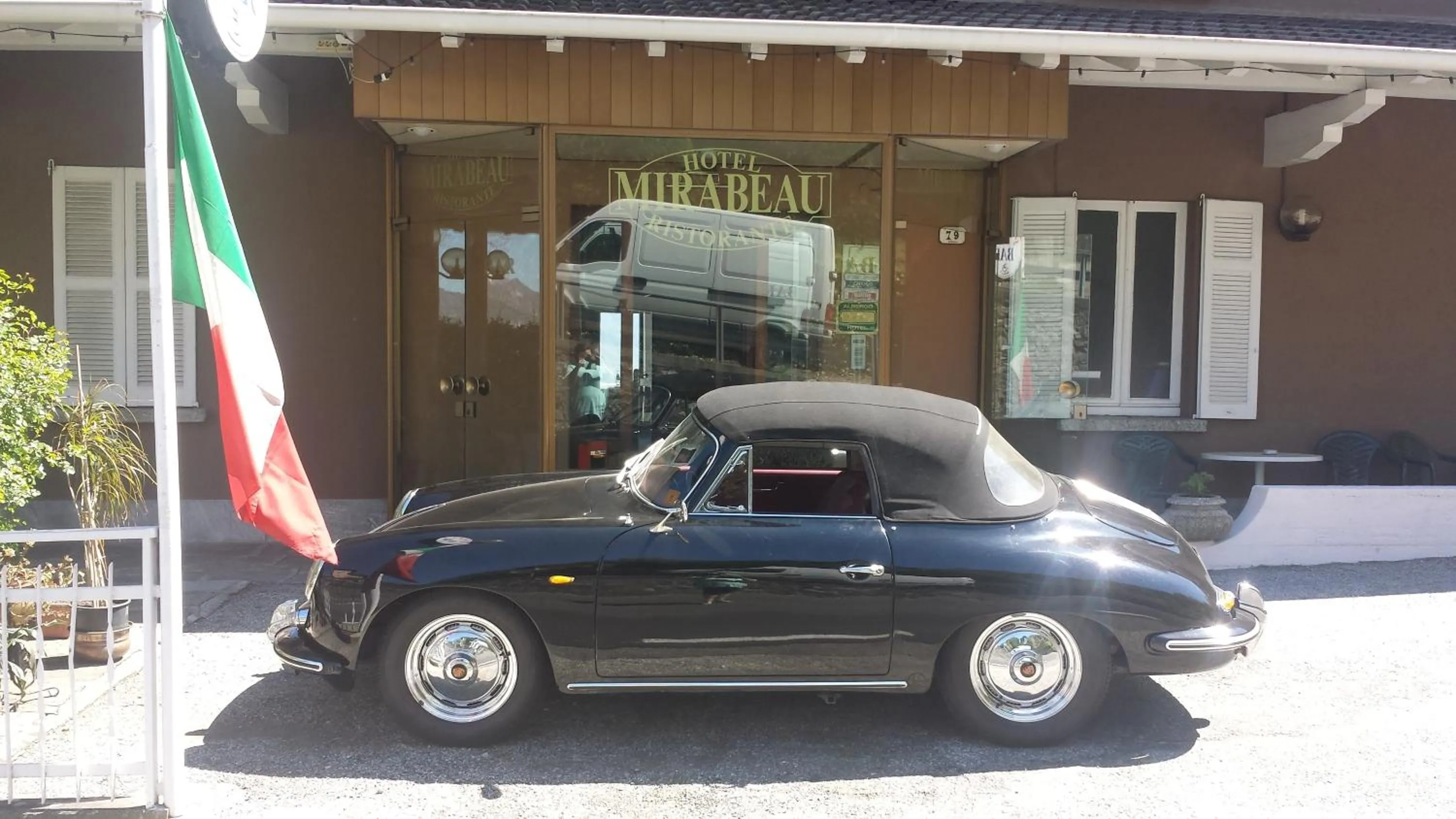 Facade/entrance in Hotel Mirabeau
