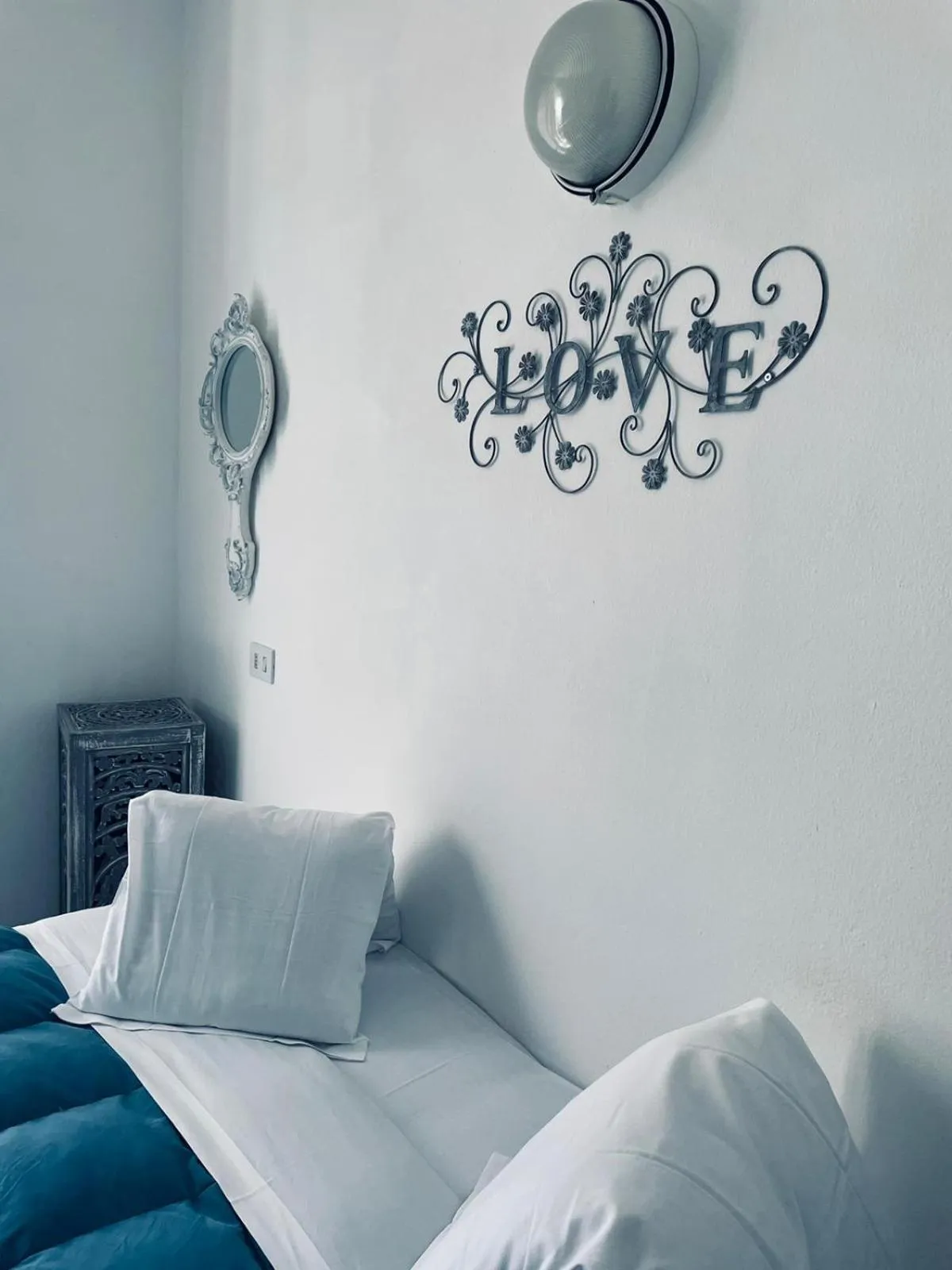 Bed in Hotel Mirabeau