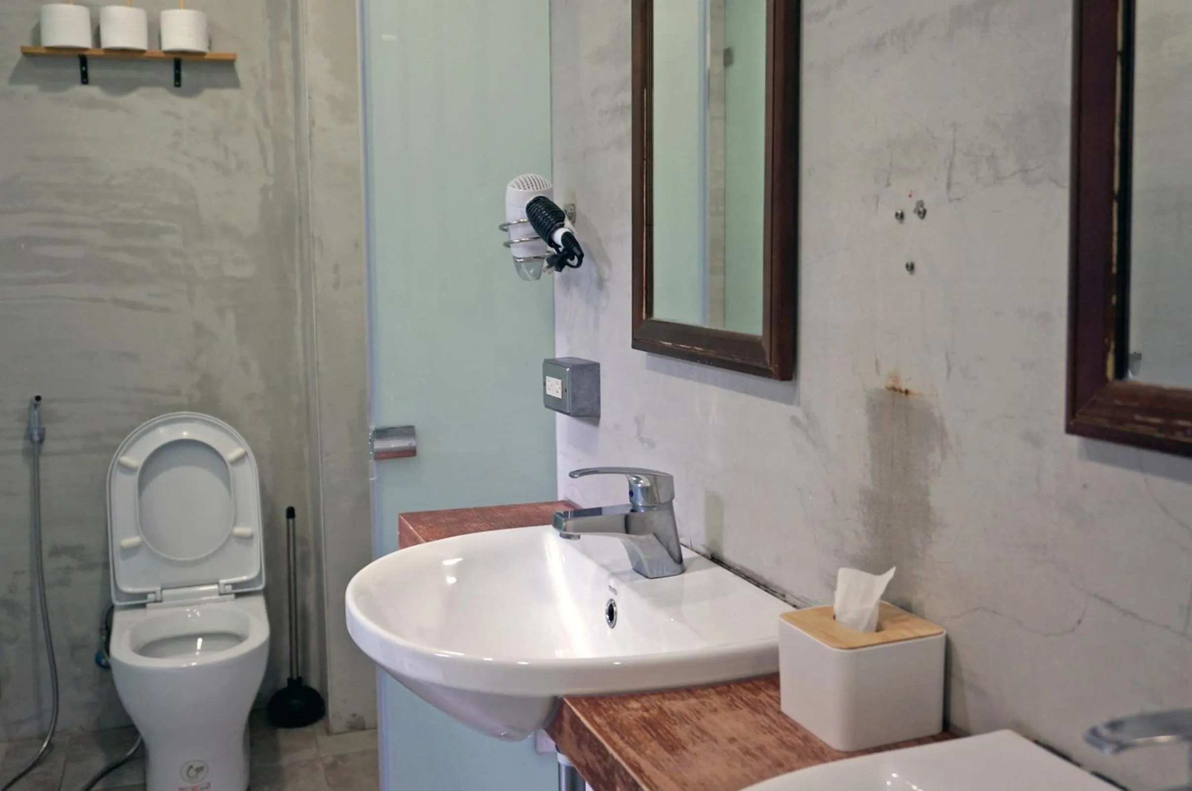 Toilet in DONGMEN 3 Hostel