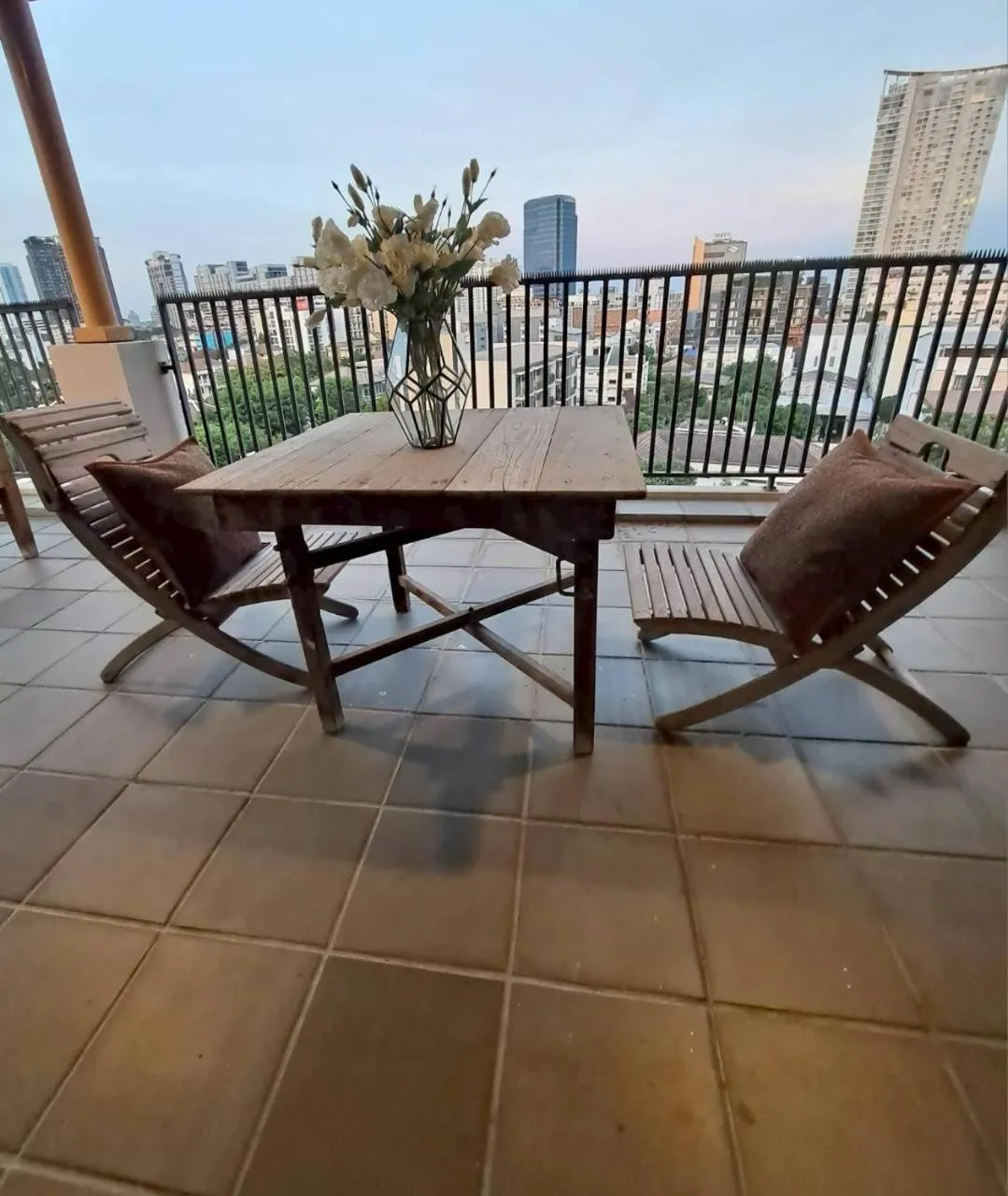 Baan Tanwa - MRT Ratchadapisek Exit 1 or 2