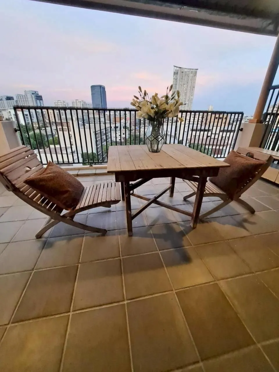 Baan Tanwa - MRT Ratchadapisek Exit 1 or 2