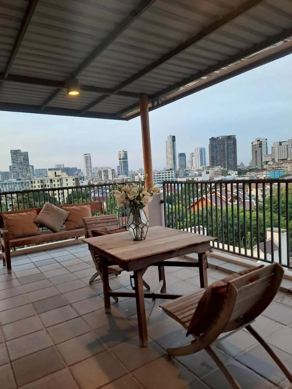 Baan Tanwa - MRT Ratchadapisek Exit 1 or 2