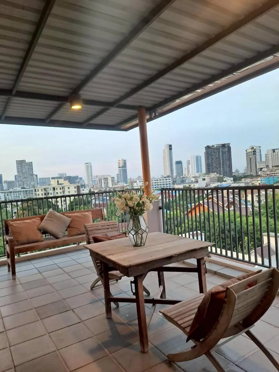 Baan Tanwa - MRT Ratchadapisek Exit 1 or 2