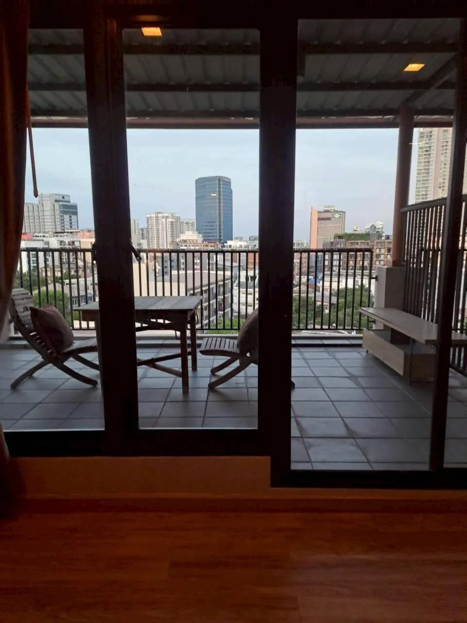 Baan Tanwa - MRT Ratchadapisek Exit 1 or 2