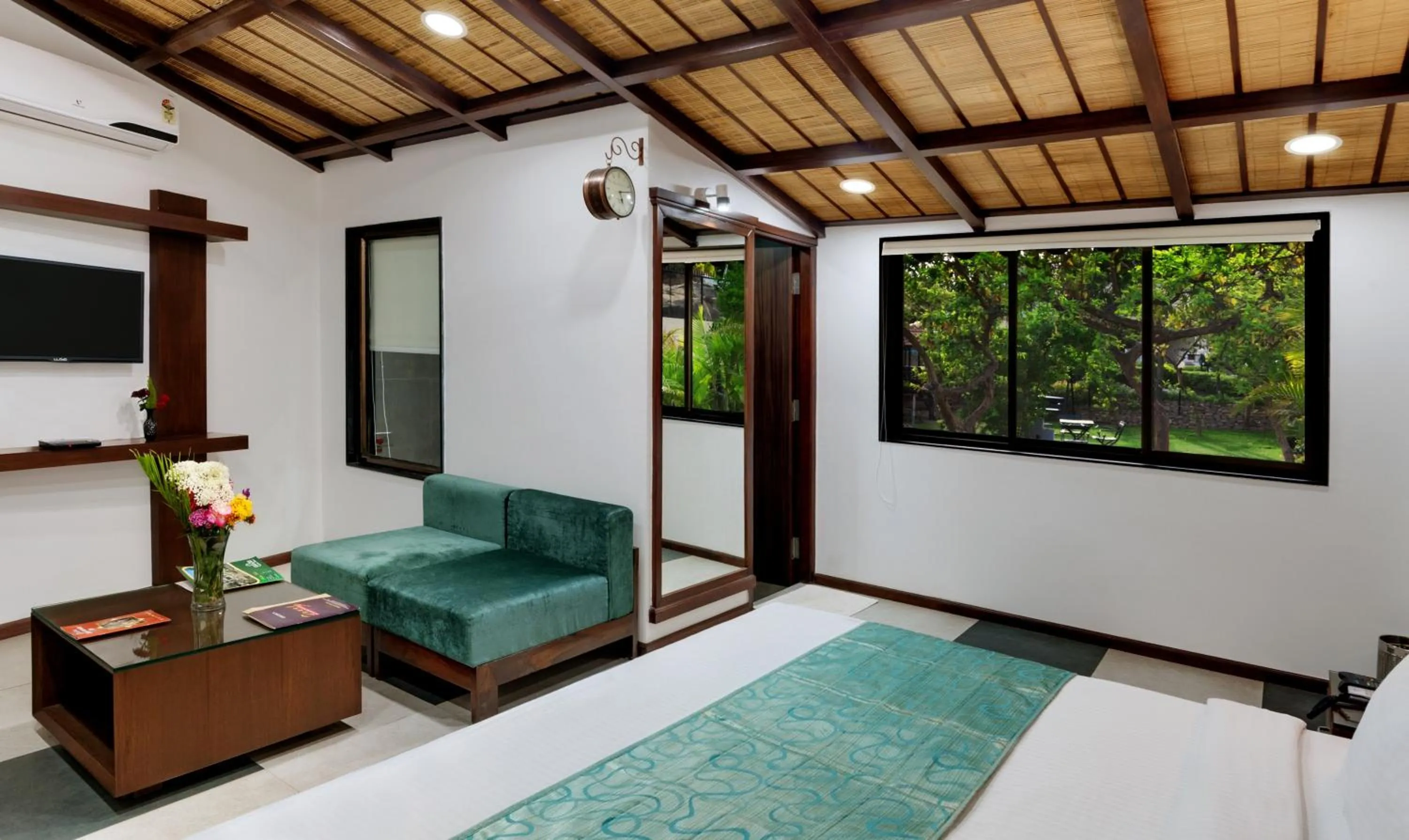 Photo of the whole room in Chacha Inn The Garden Retreat