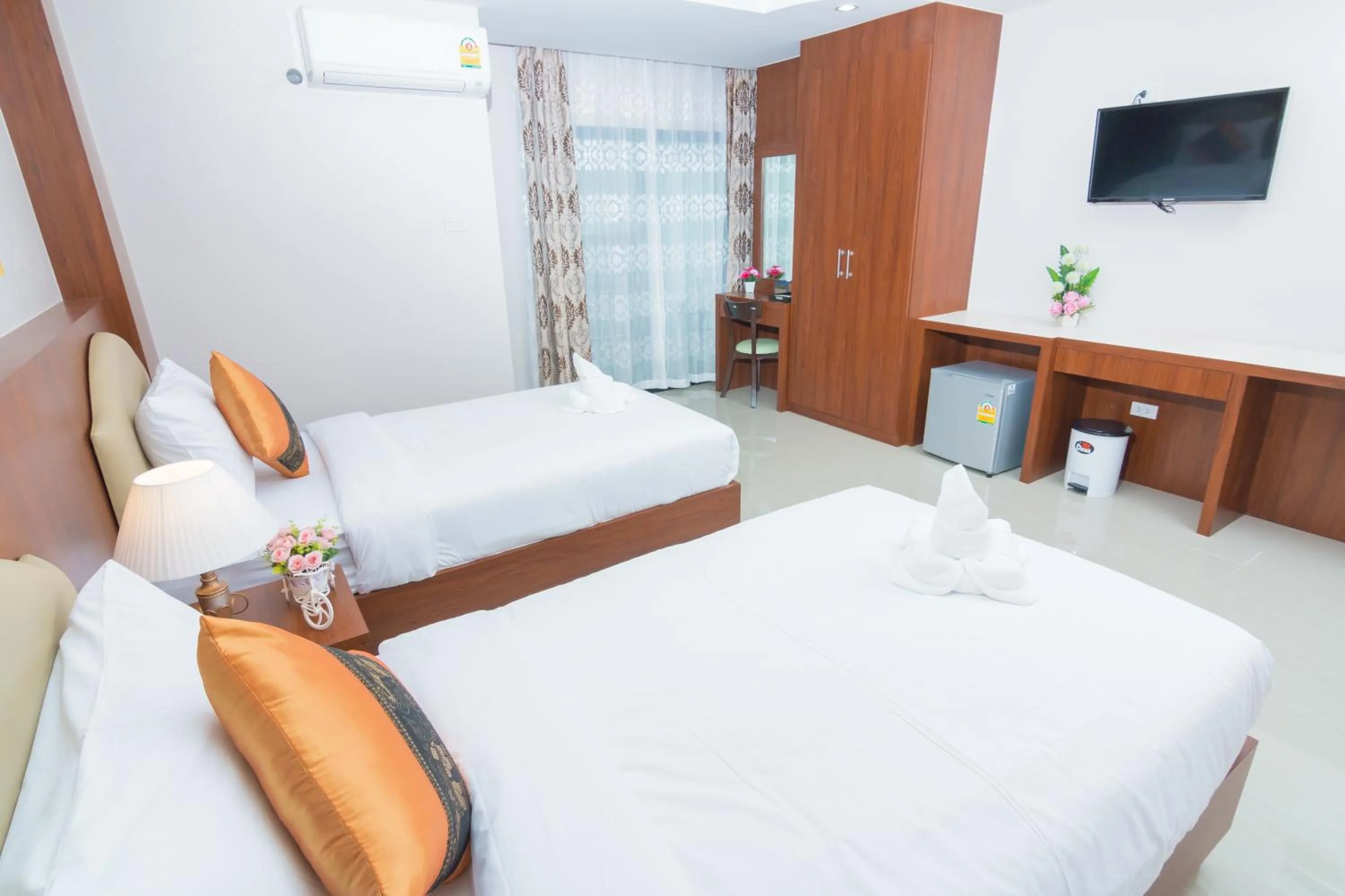 Photo of the whole room, Bed in Samrong Garden