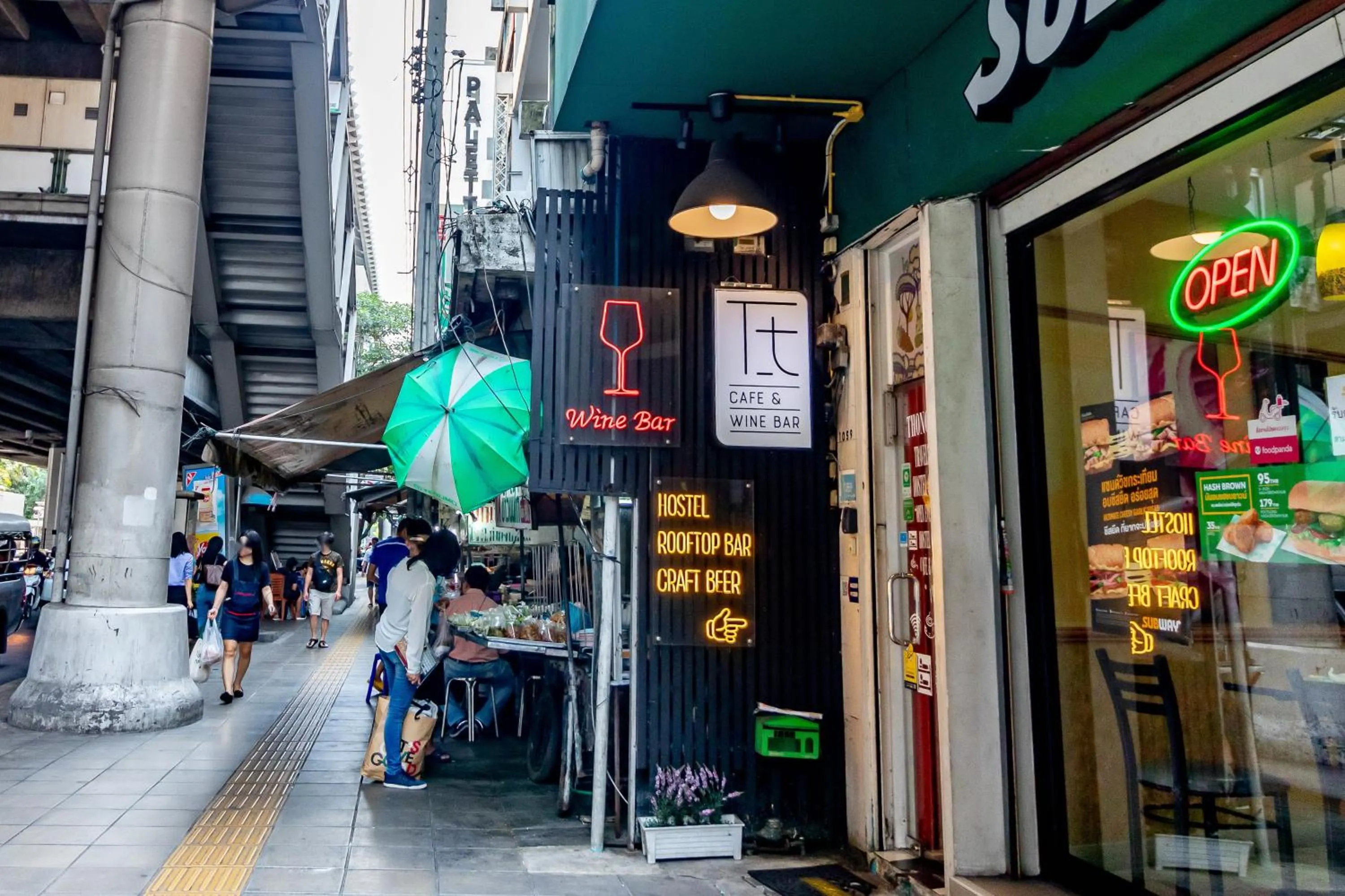 ThongLor Travellers Hostel and Cafe