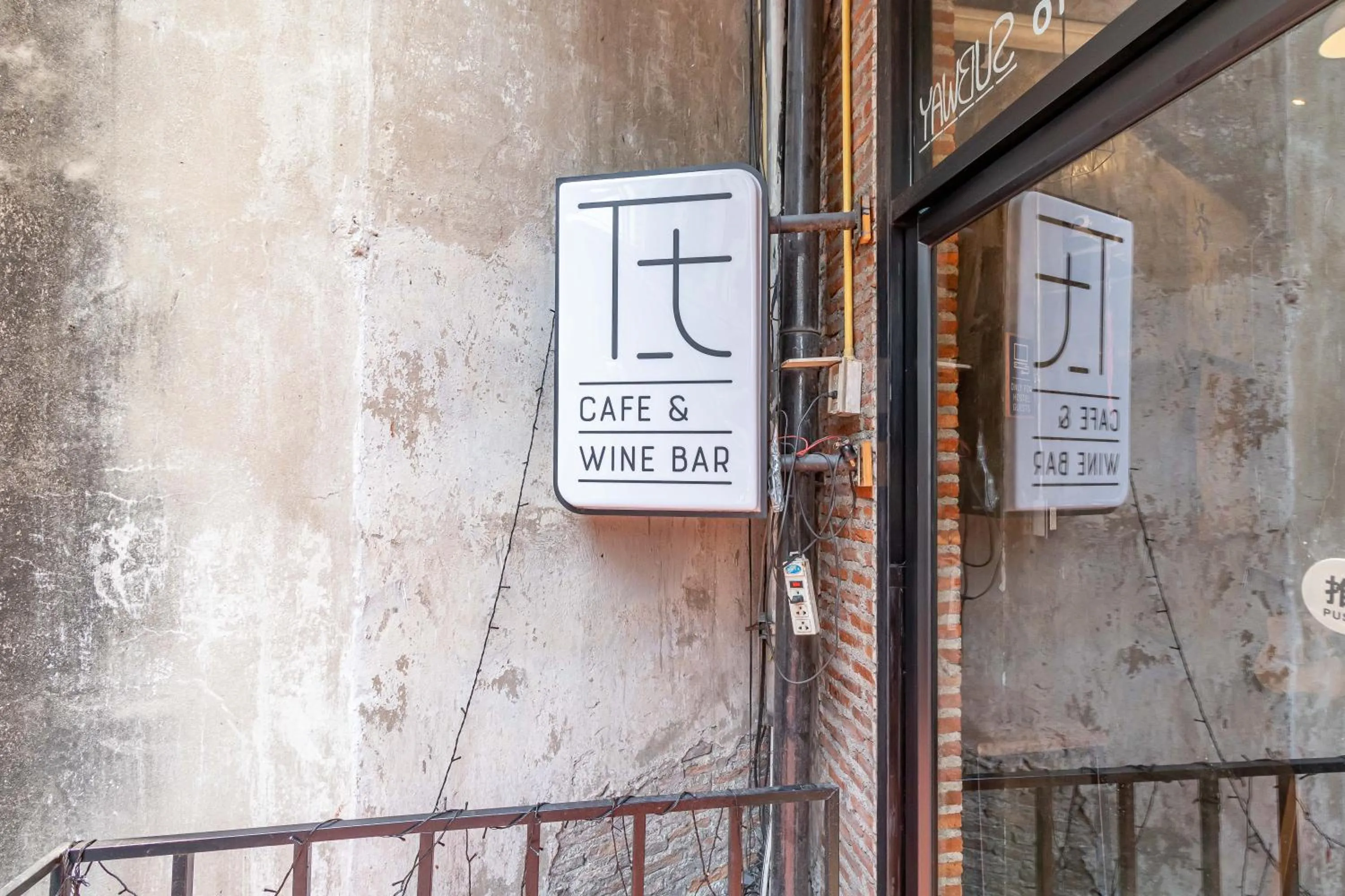 ThongLor Travellers Hostel and Cafe