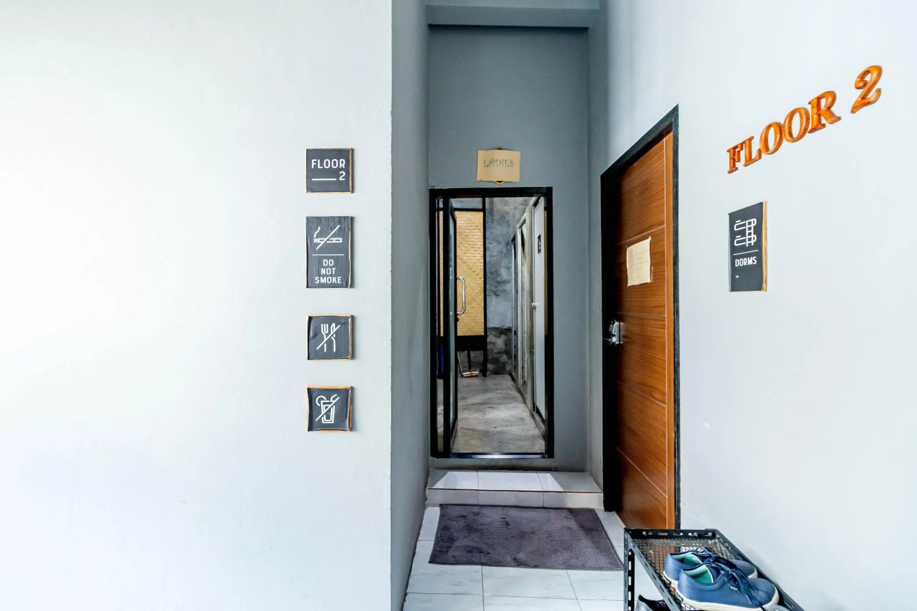 ThongLor Travellers Hostel and Cafe