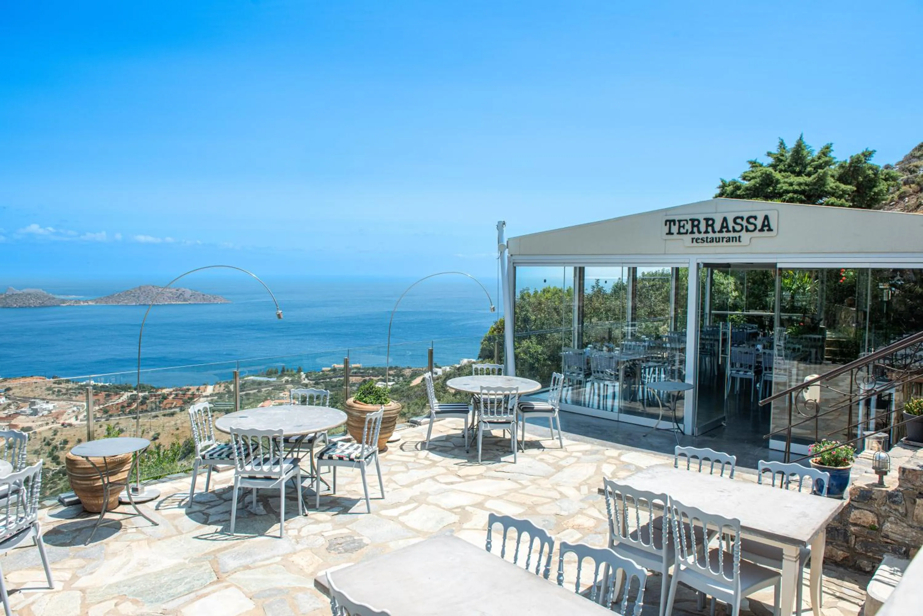 Restaurant/places to eat in Adrakos Apartments (Adults Only)