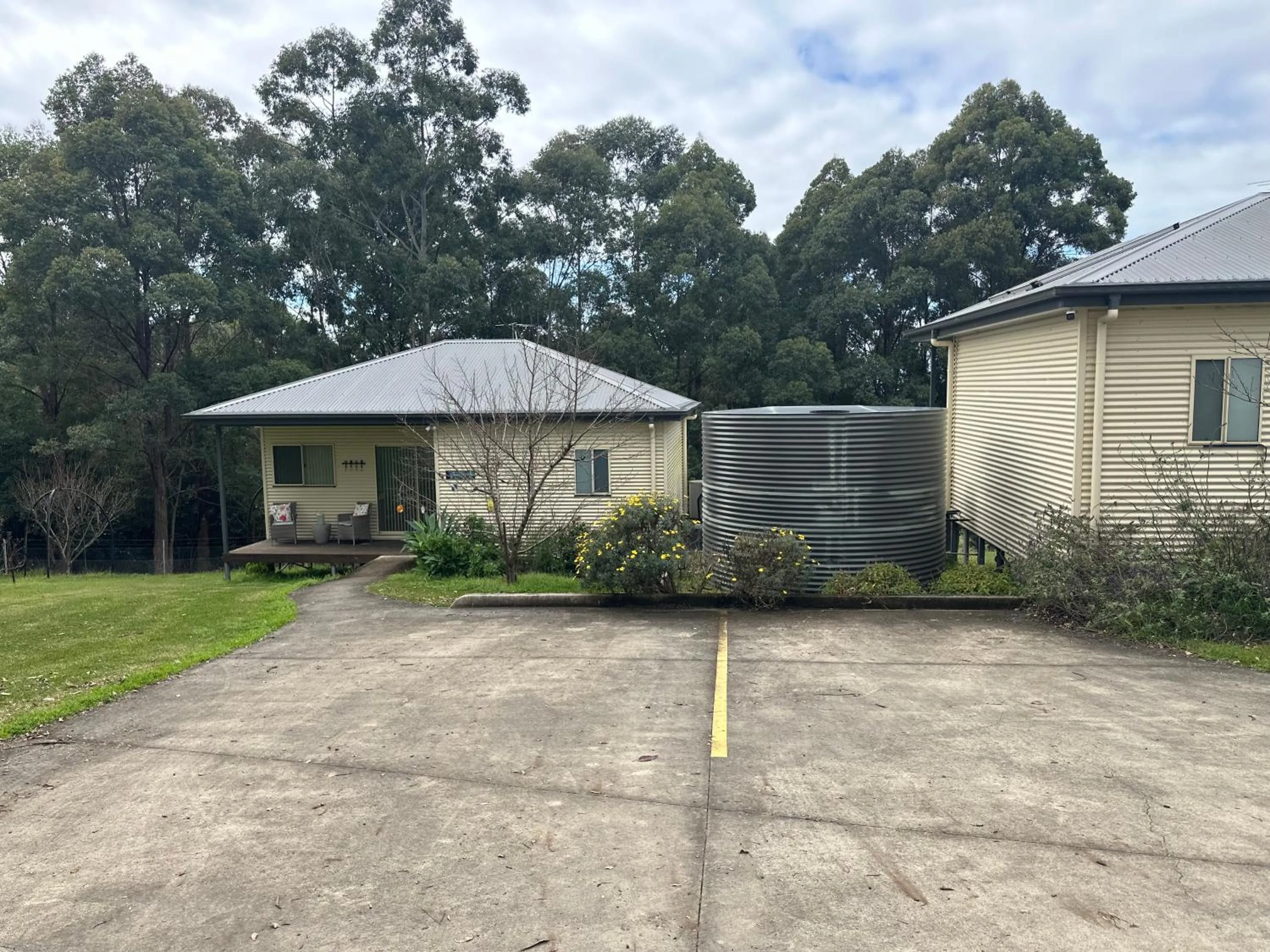 Property building in Blueberry Hills On Comleroy Farmstay - Self-Contained Cottages