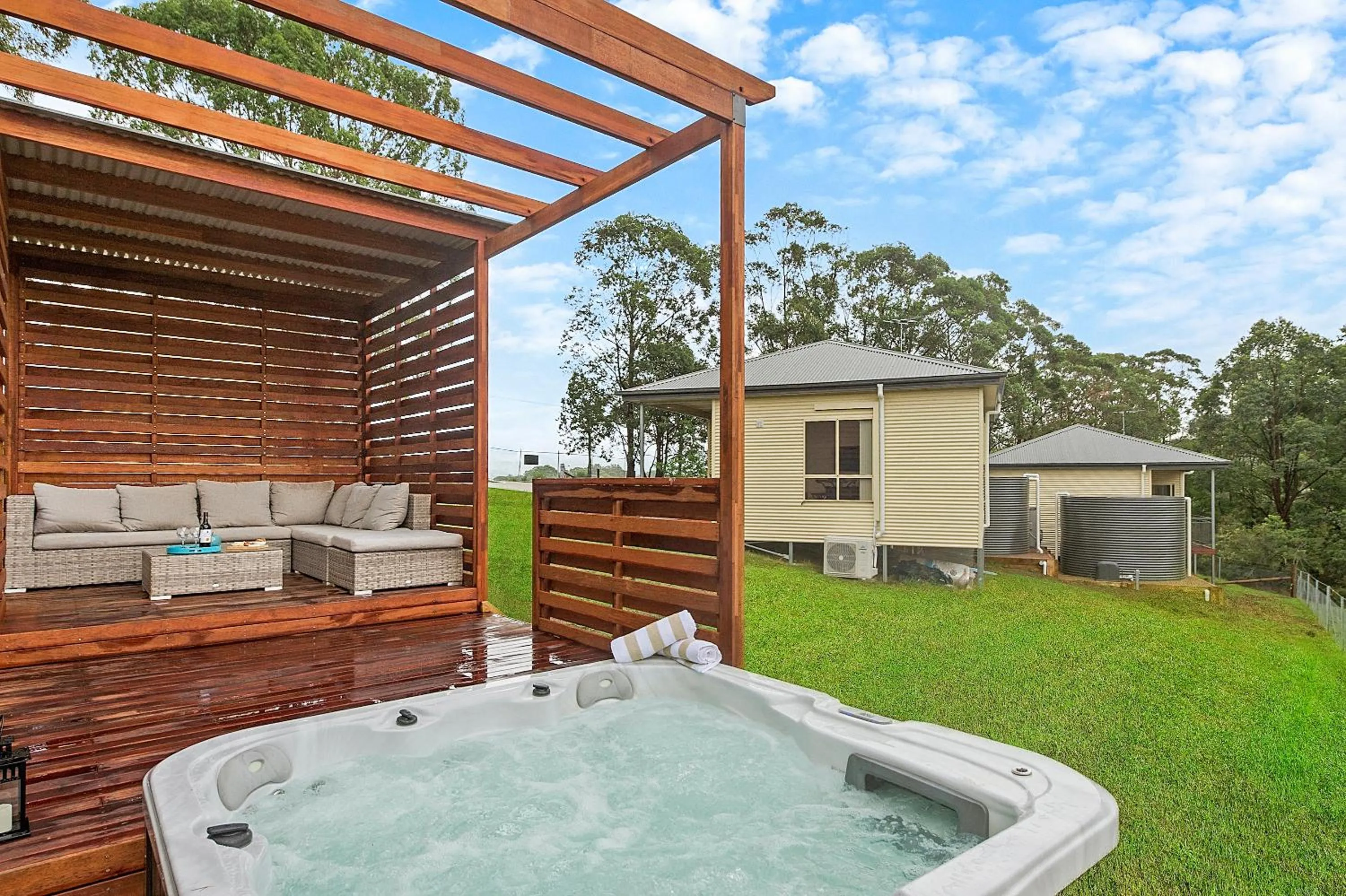 Property building in Blueberry Hills On Comleroy Farmstay - Self-Contained Cottages