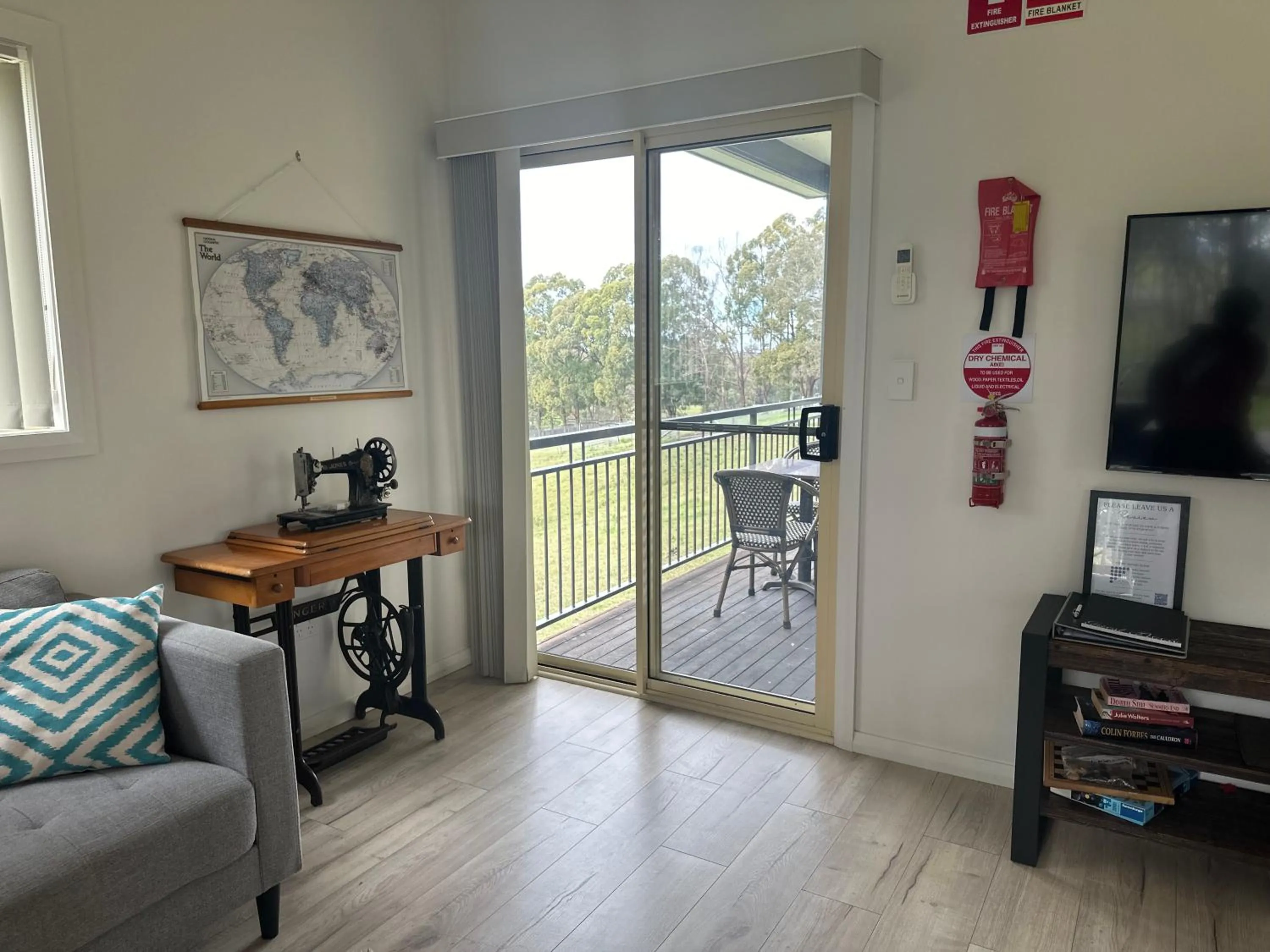 TV and multimedia in Blueberry Hills On Comleroy Farmstay - Self-Contained Cottages