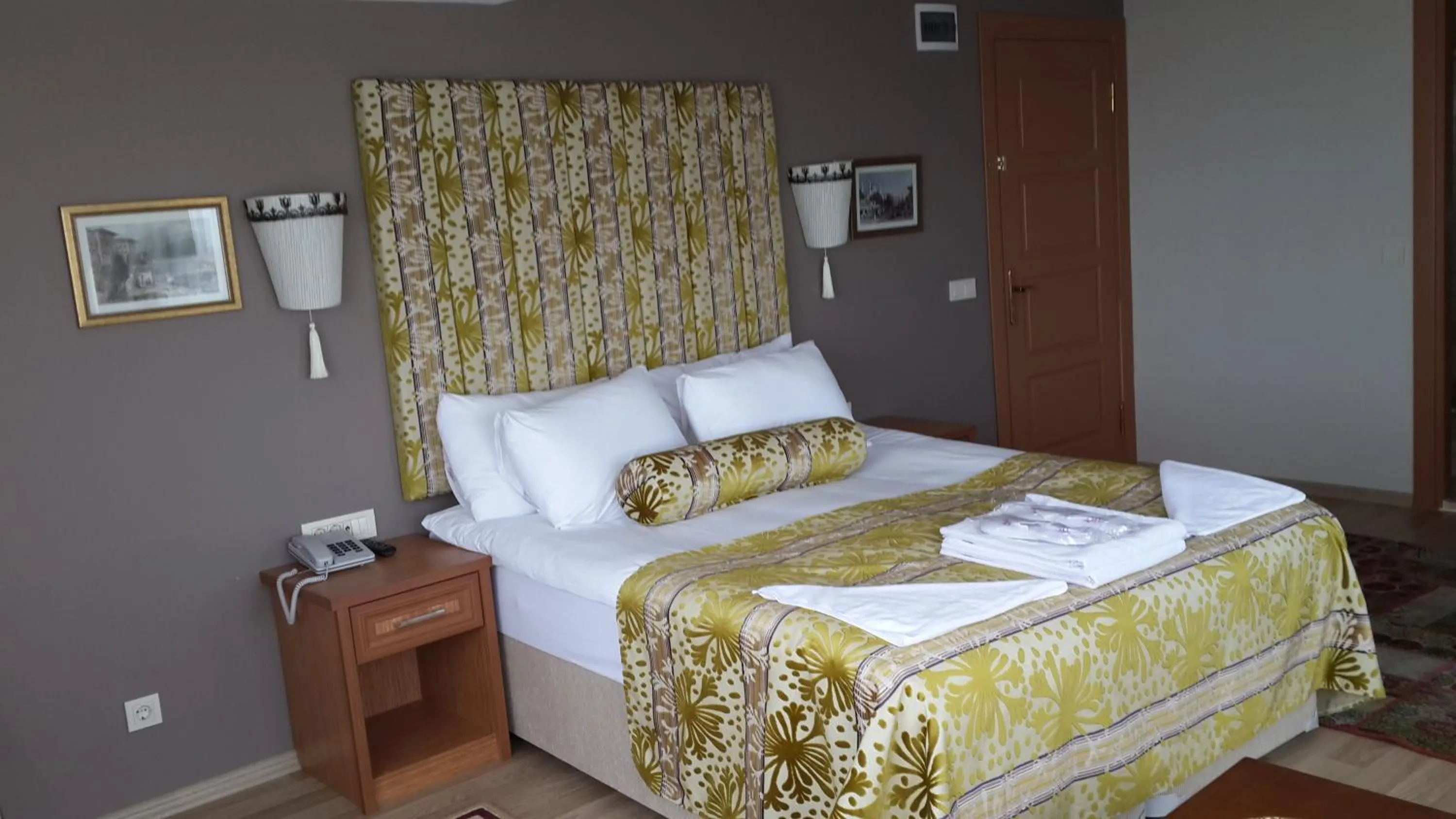 Bed in Tashkonak Studio Suites