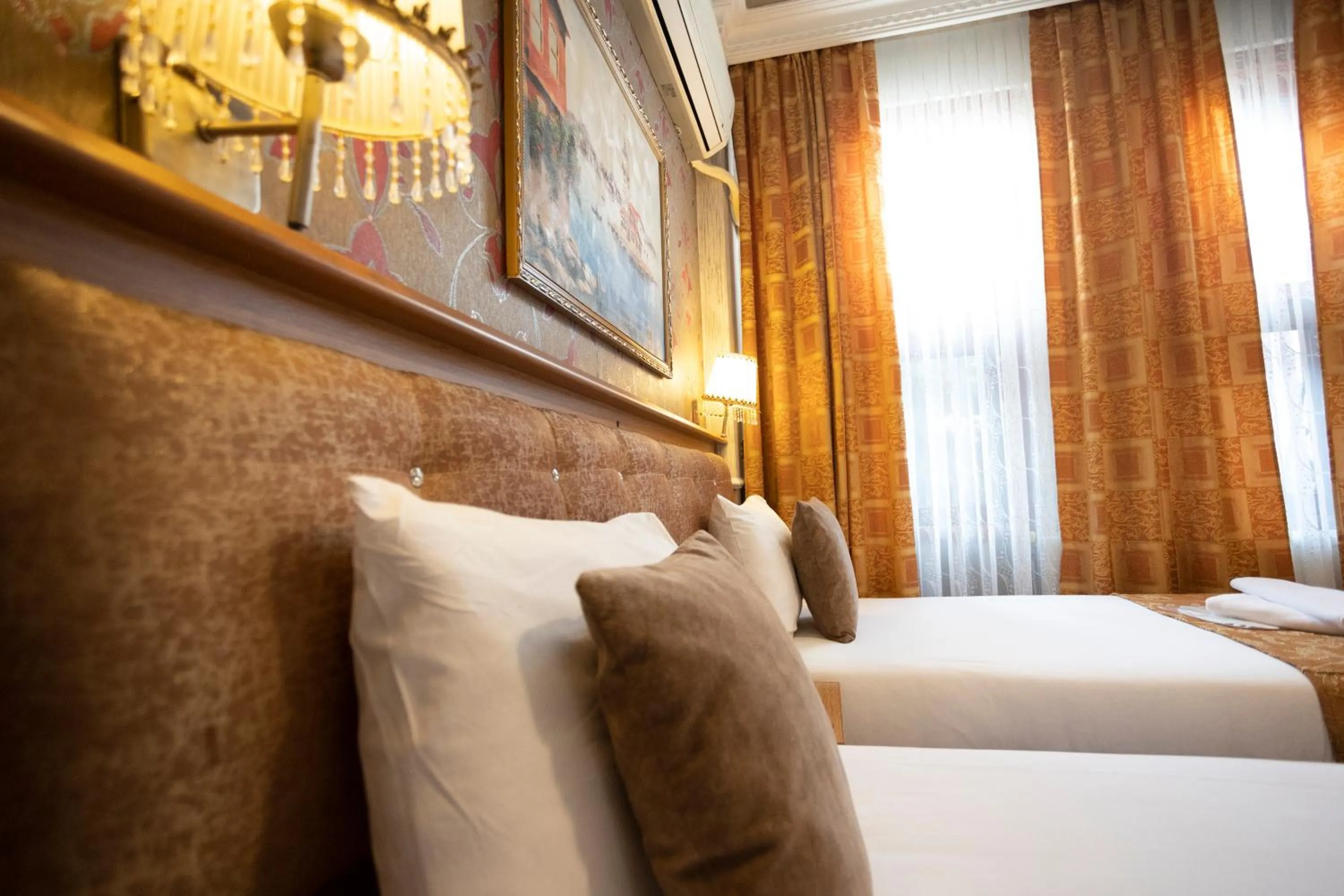 Bed in Tashkonak Studio Suites