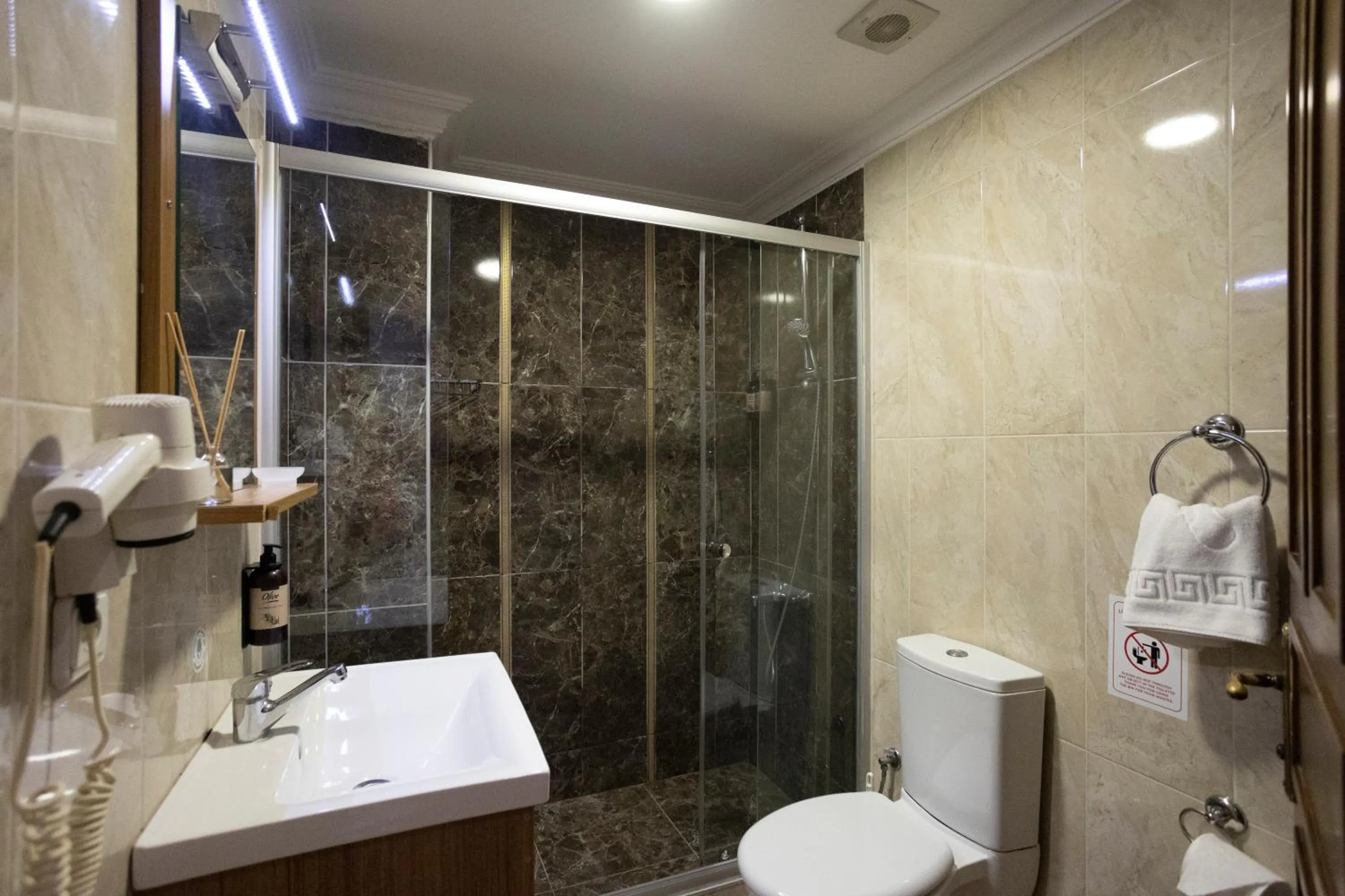 Shower in Tashkonak Studio Suites