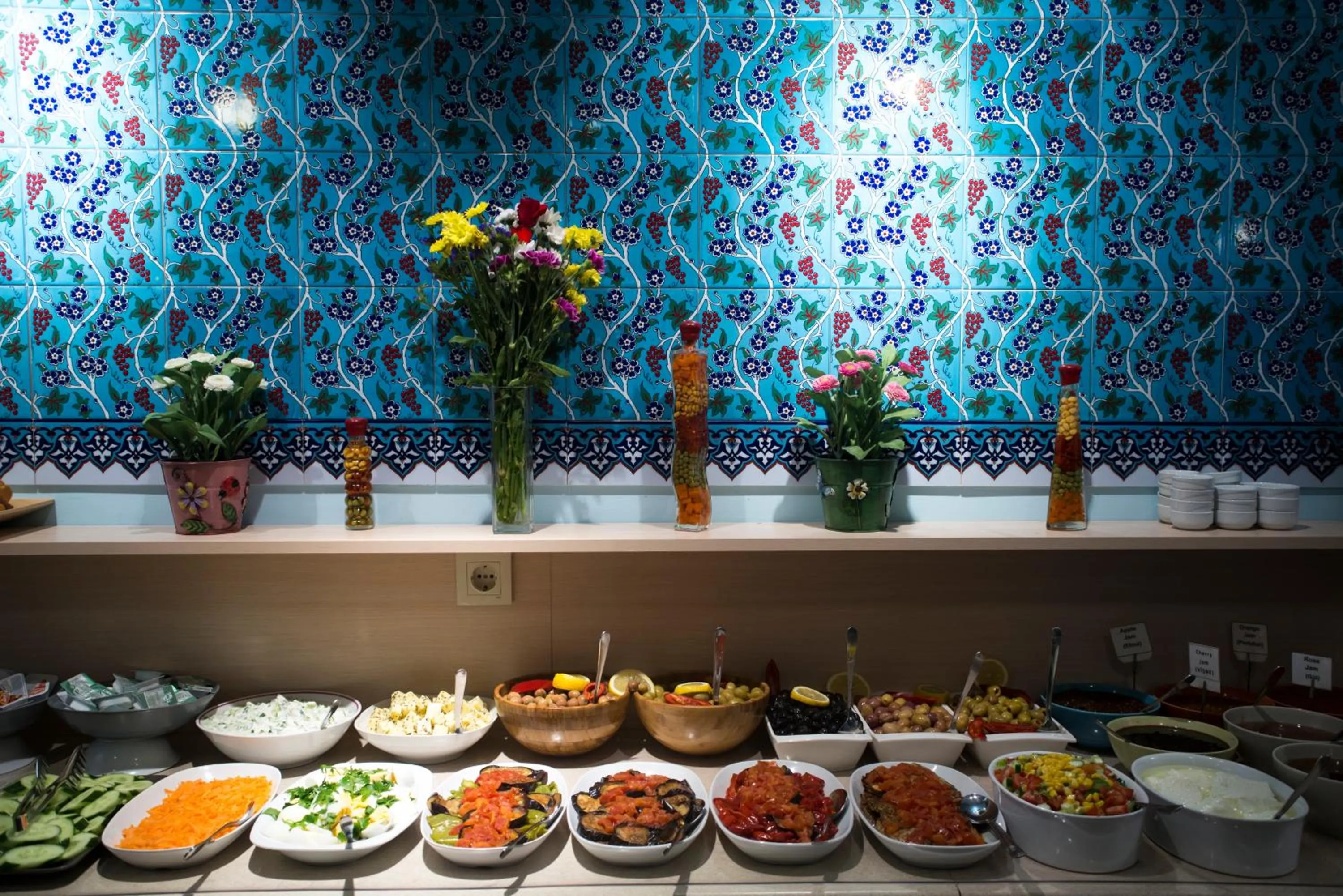 Restaurant/places to eat in Tashkonak Studio Suites