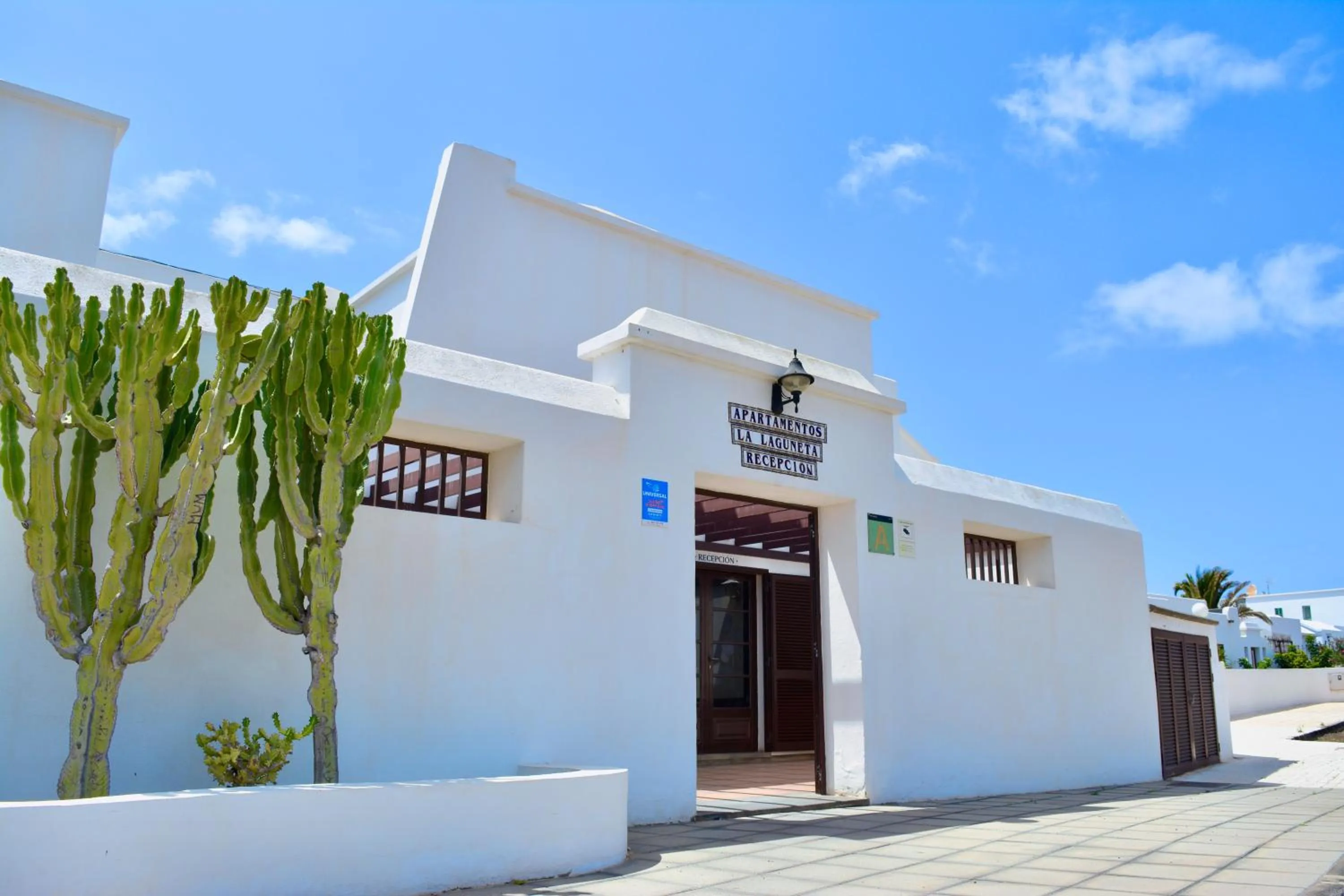 Facade/entrance in La Laguneta