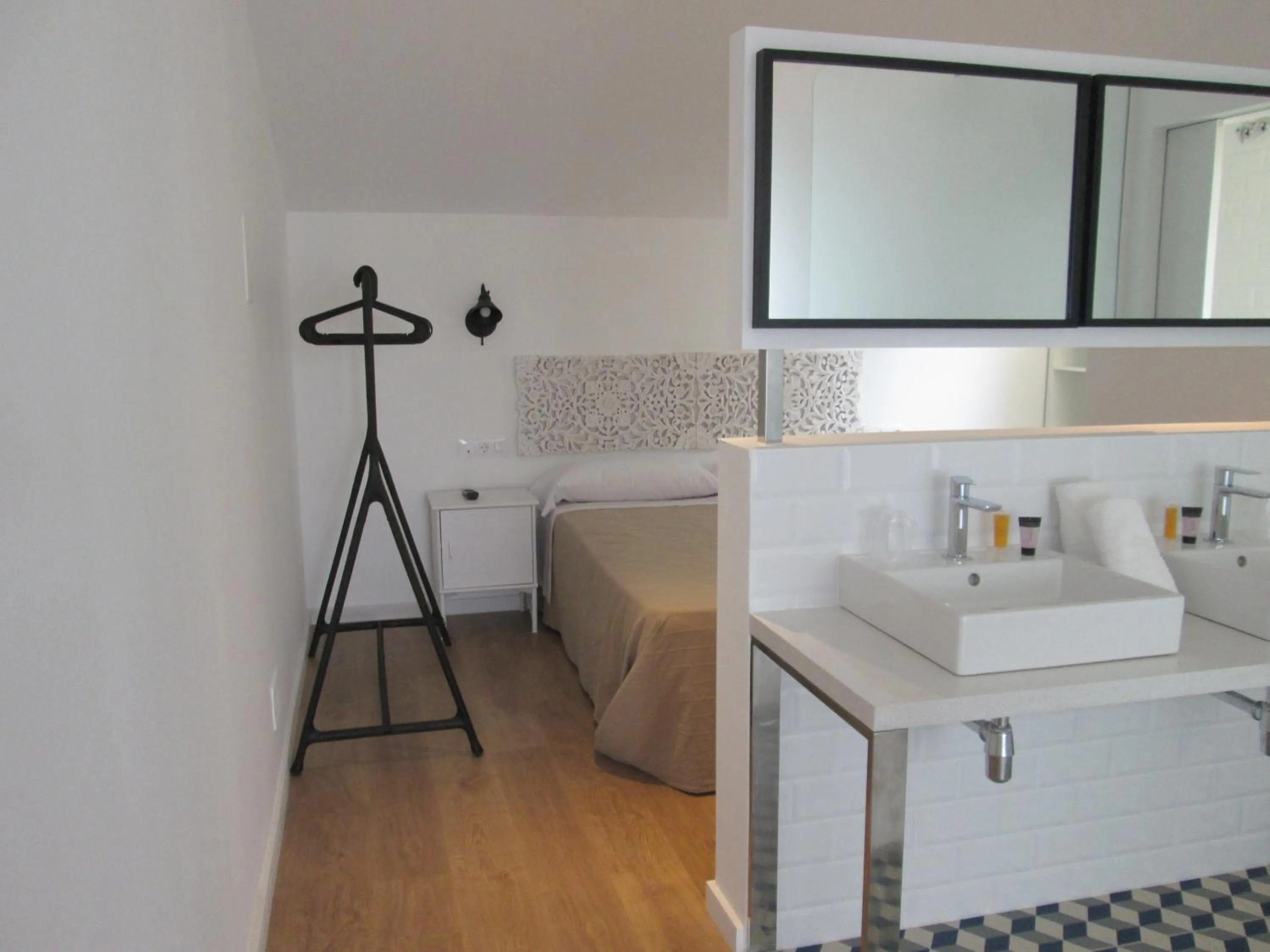 Bathroom, Bed in Vila De Premiá