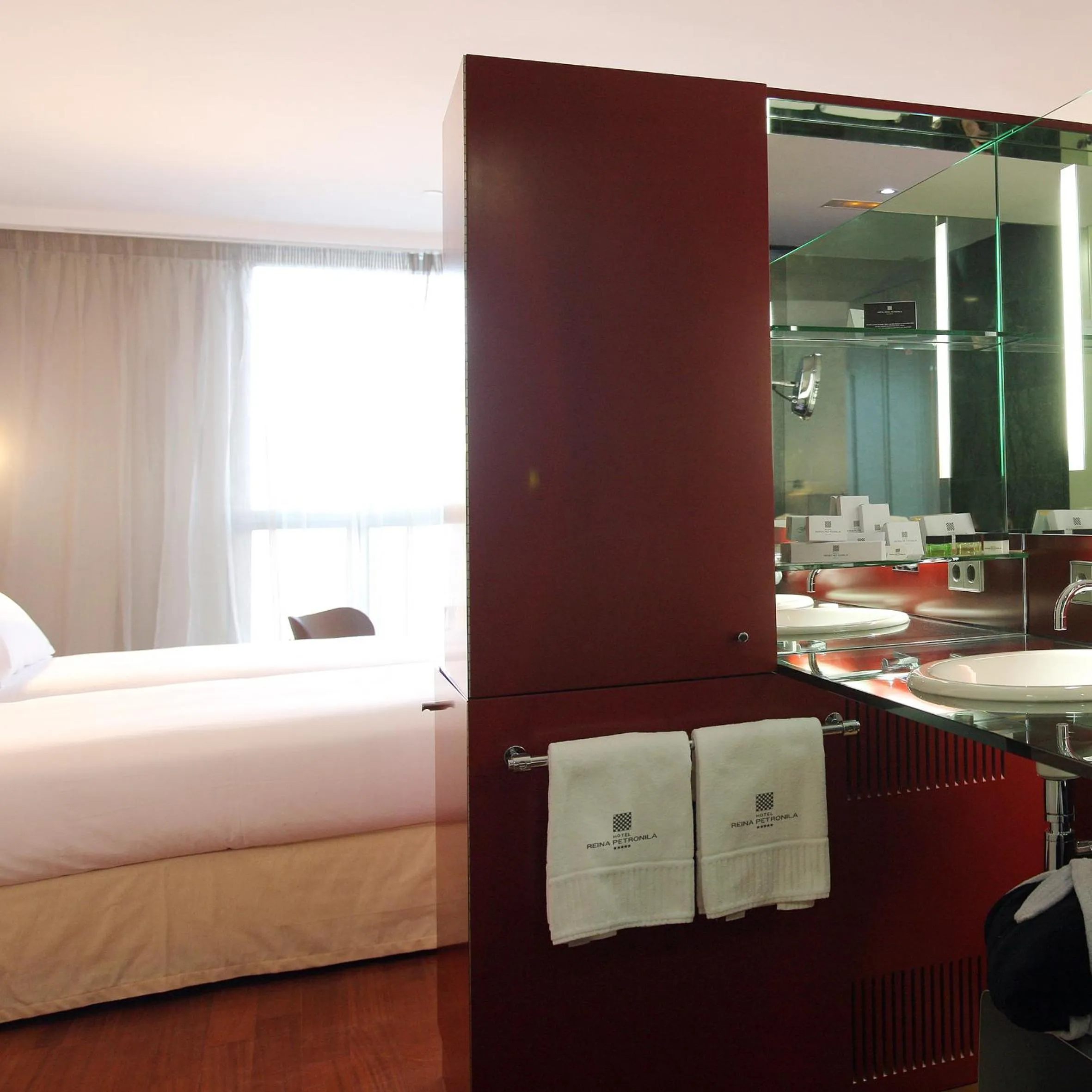 Bathroom, Bed in Hotel Reina Petronila