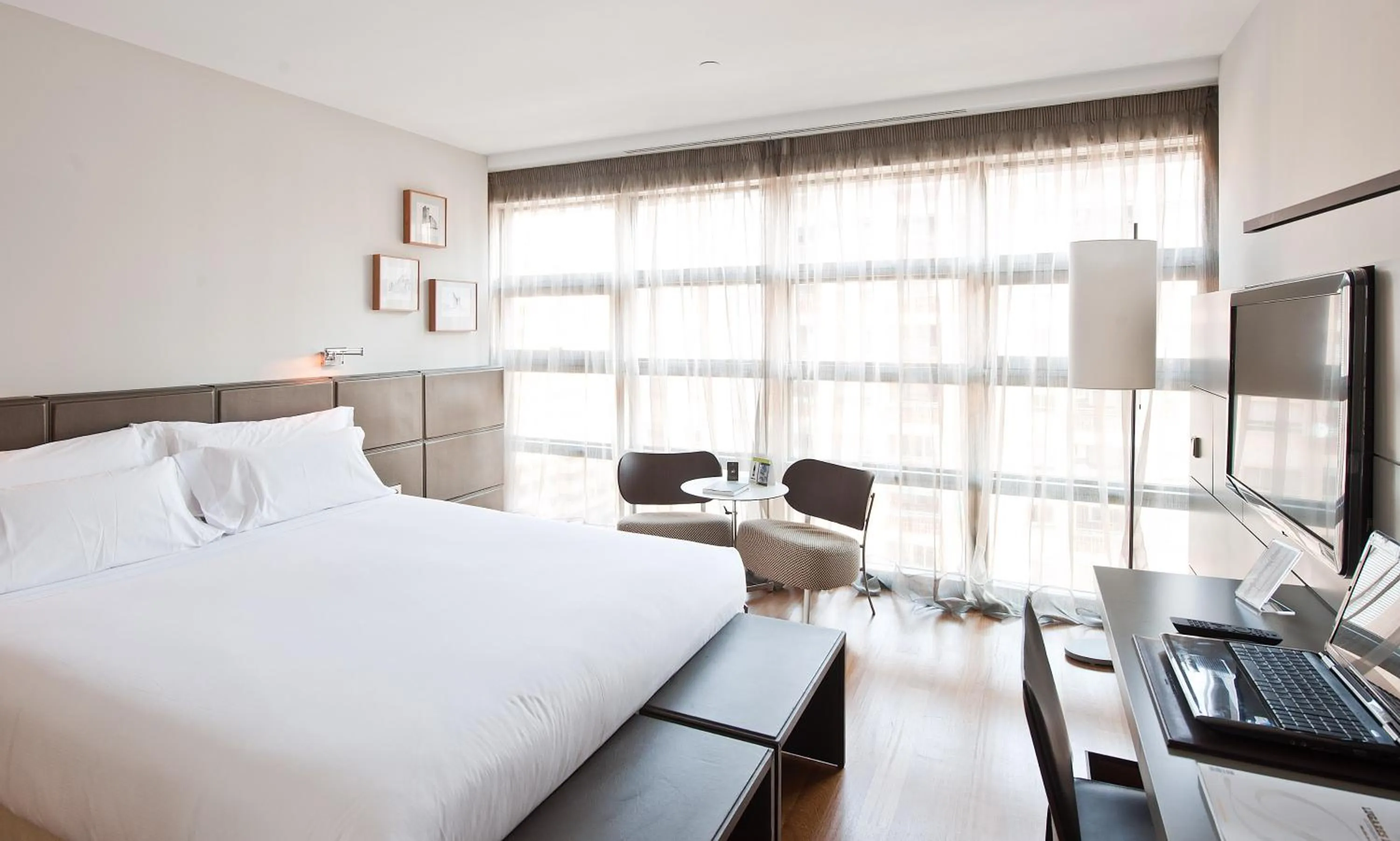 Bedroom, Bed in Hotel Reina Petronila