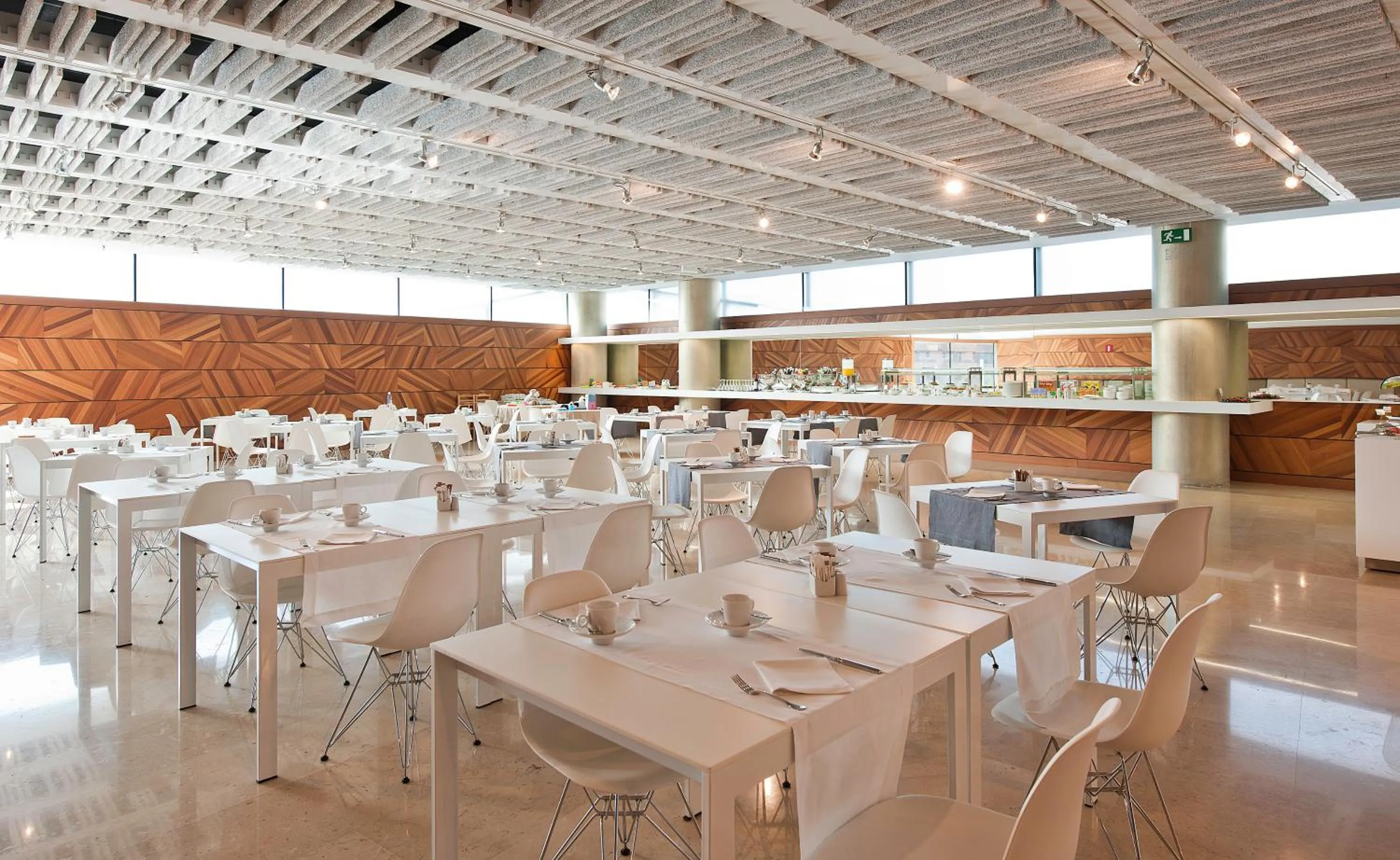 Restaurant/places to eat in Hotel Reina Petronila