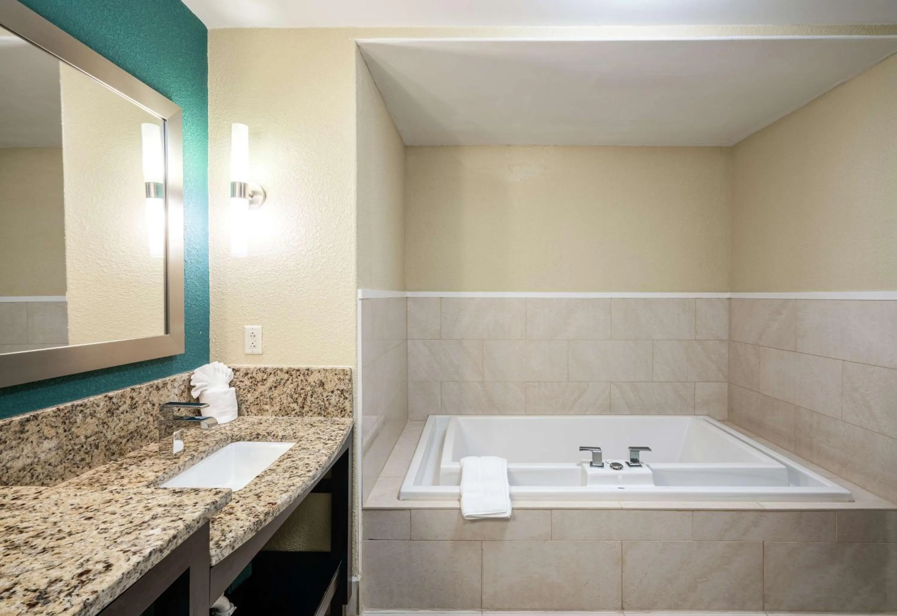 Bathroom in Hilton Garden Inn Dalton