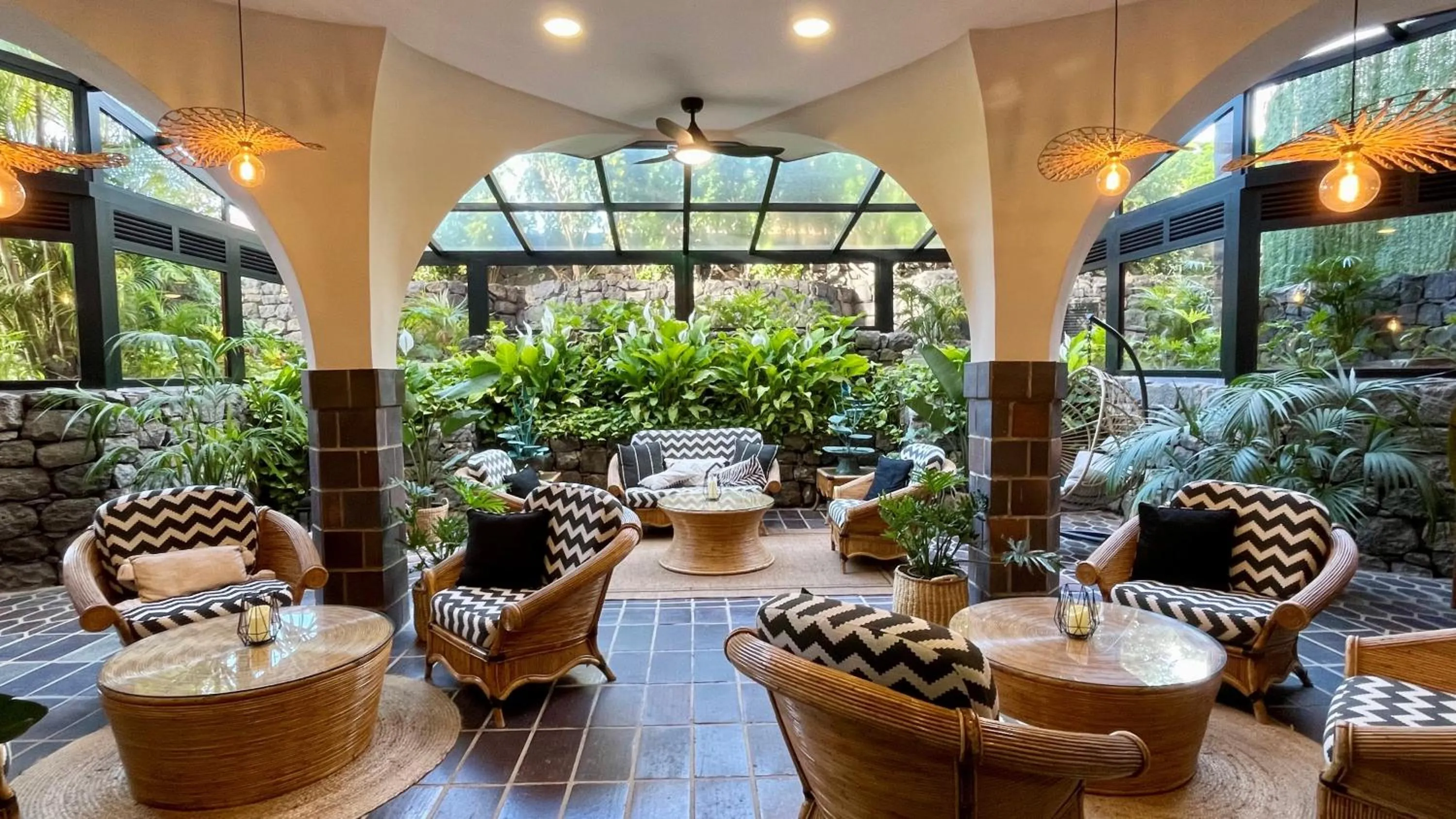 Lounge or bar in Hotel Puerto Palace