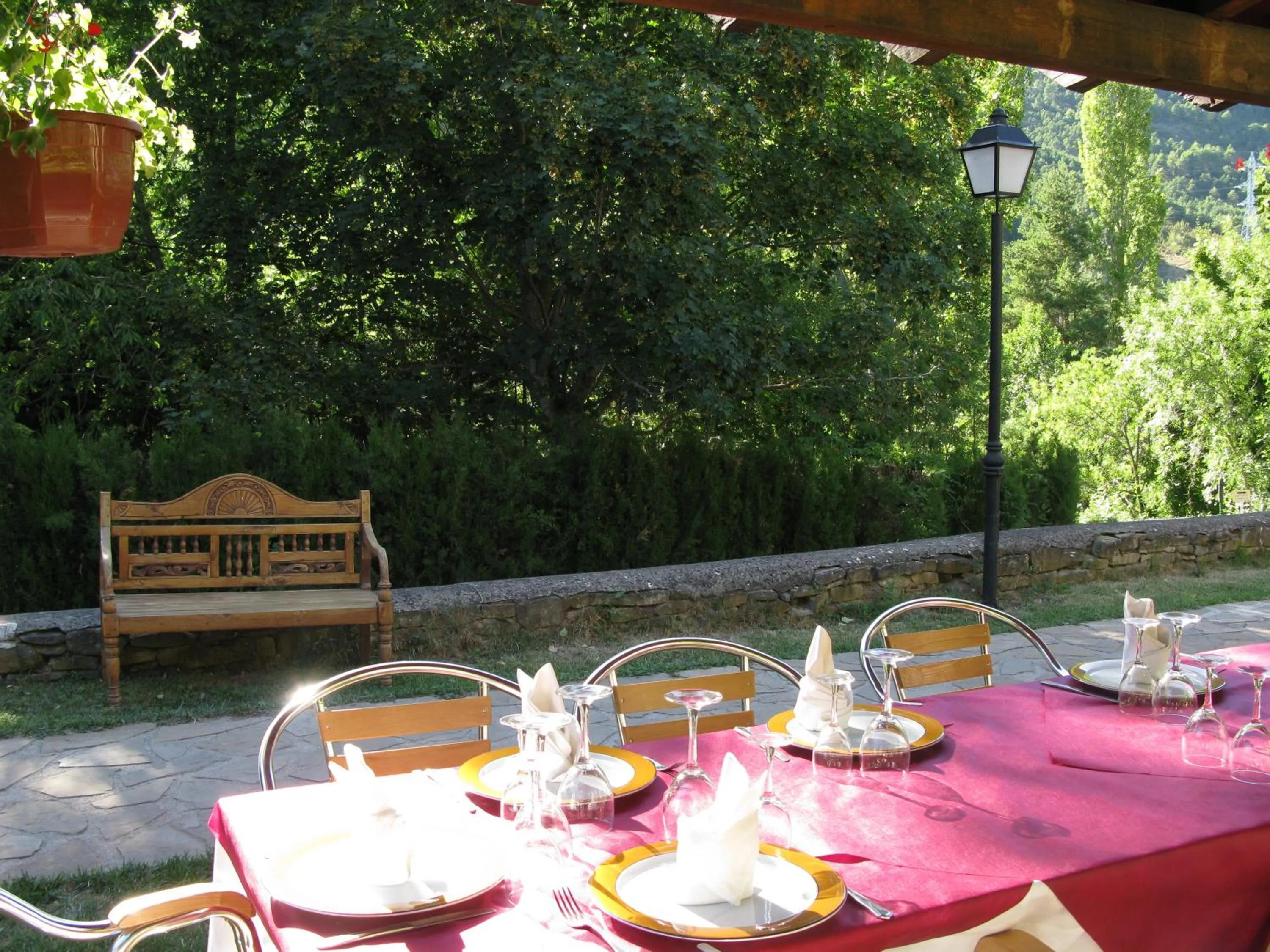 Restaurant/places to eat in Hotel Charle