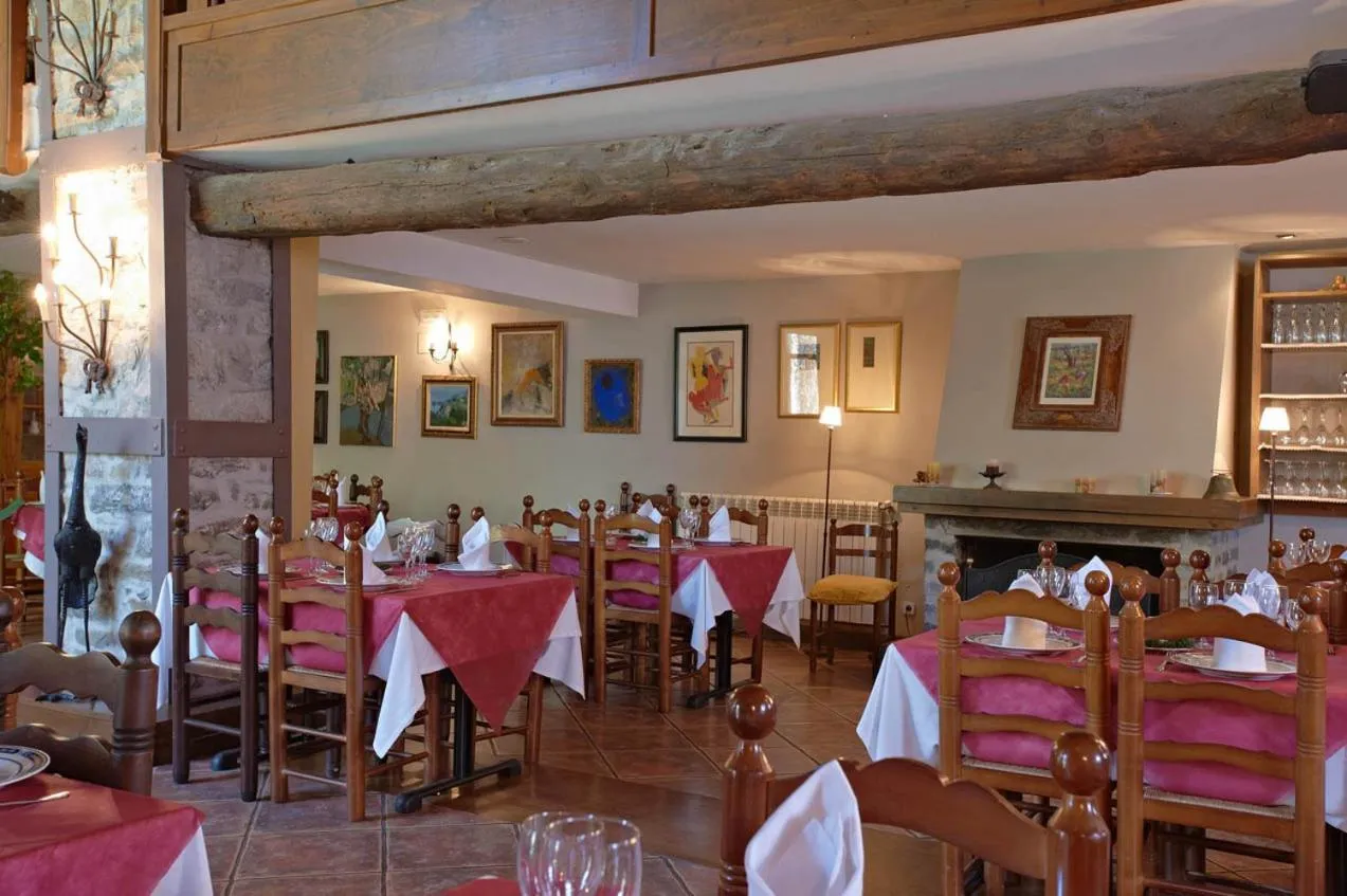 Restaurant/places to eat in Hotel Charle