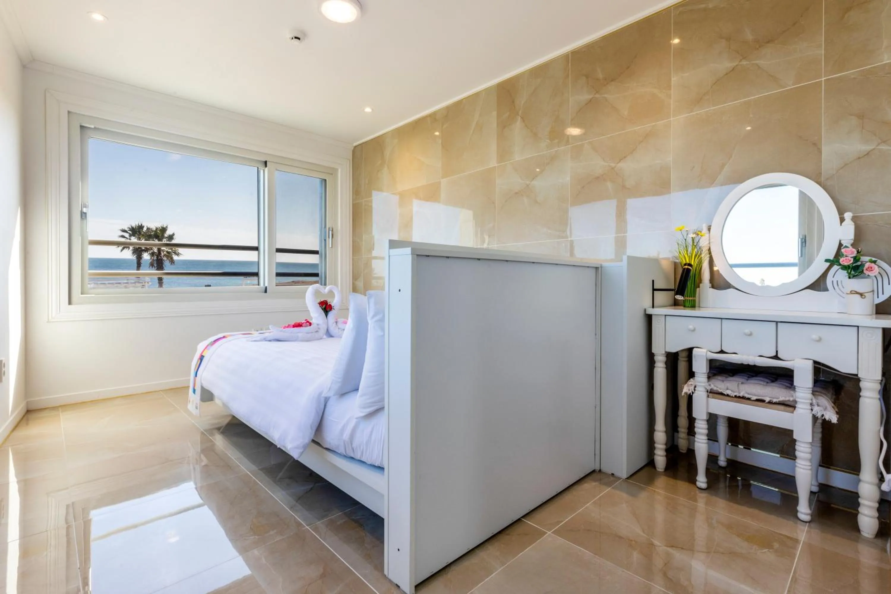 Bedroom, Bed in Sun and Moon Resort