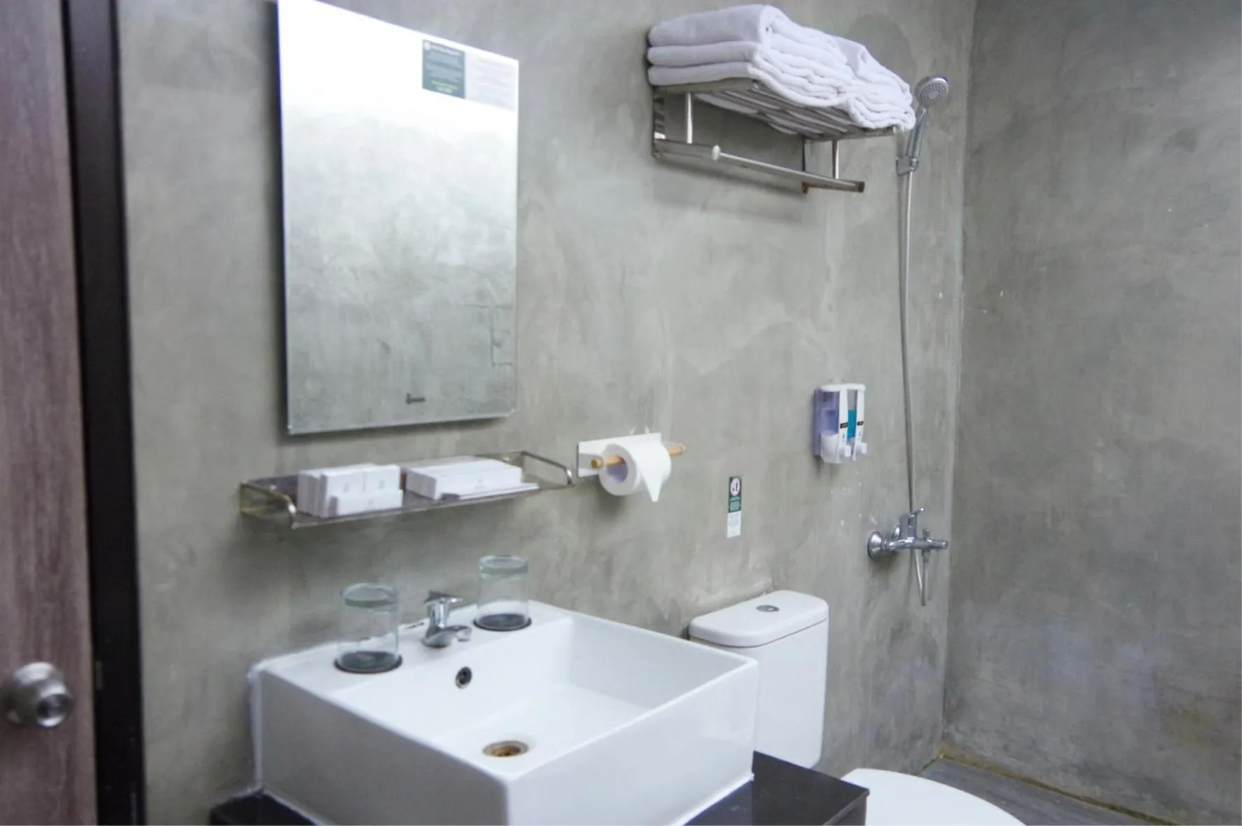 Shower in The Westlake Hotel & Resort Yogyakarta