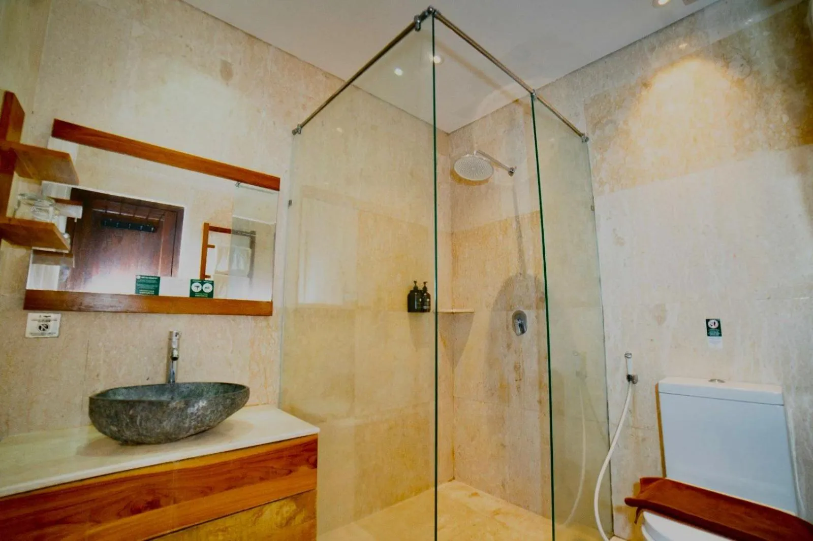 Shower in The Westlake Hotel & Resort Yogyakarta