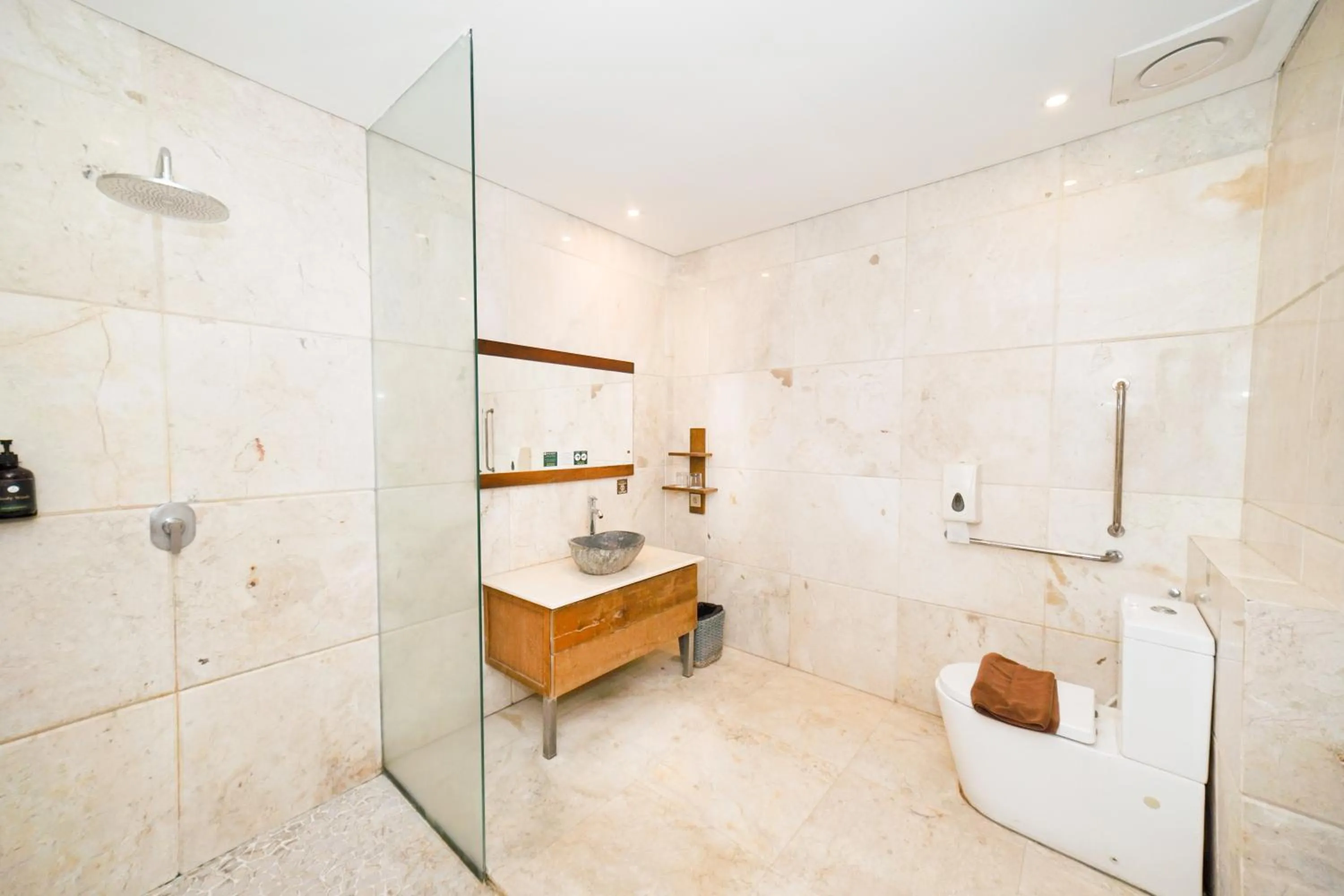 Shower in The Westlake Hotel & Resort Yogyakarta