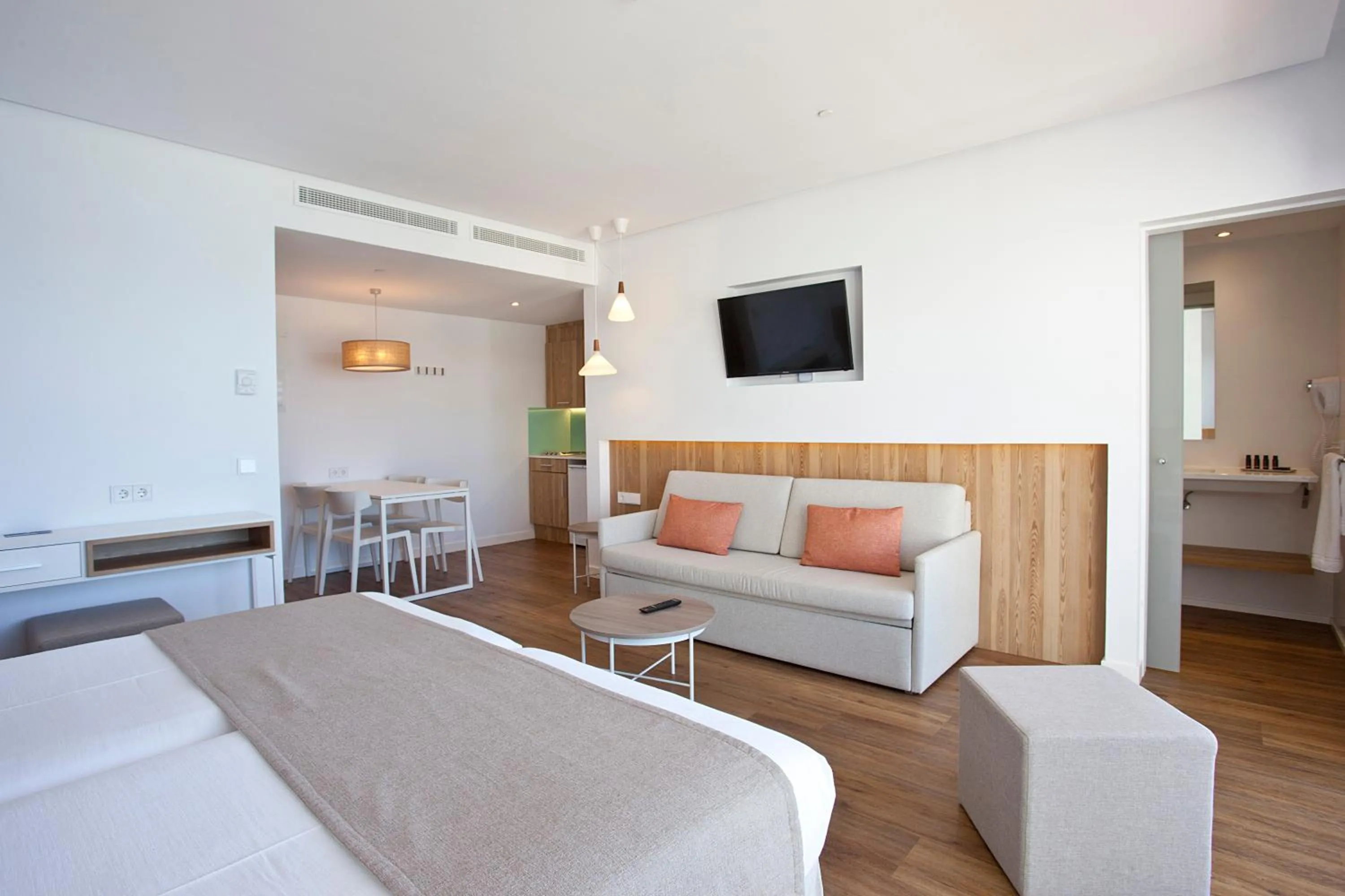 Living room, Bed in Aparthotel Ponent Mar