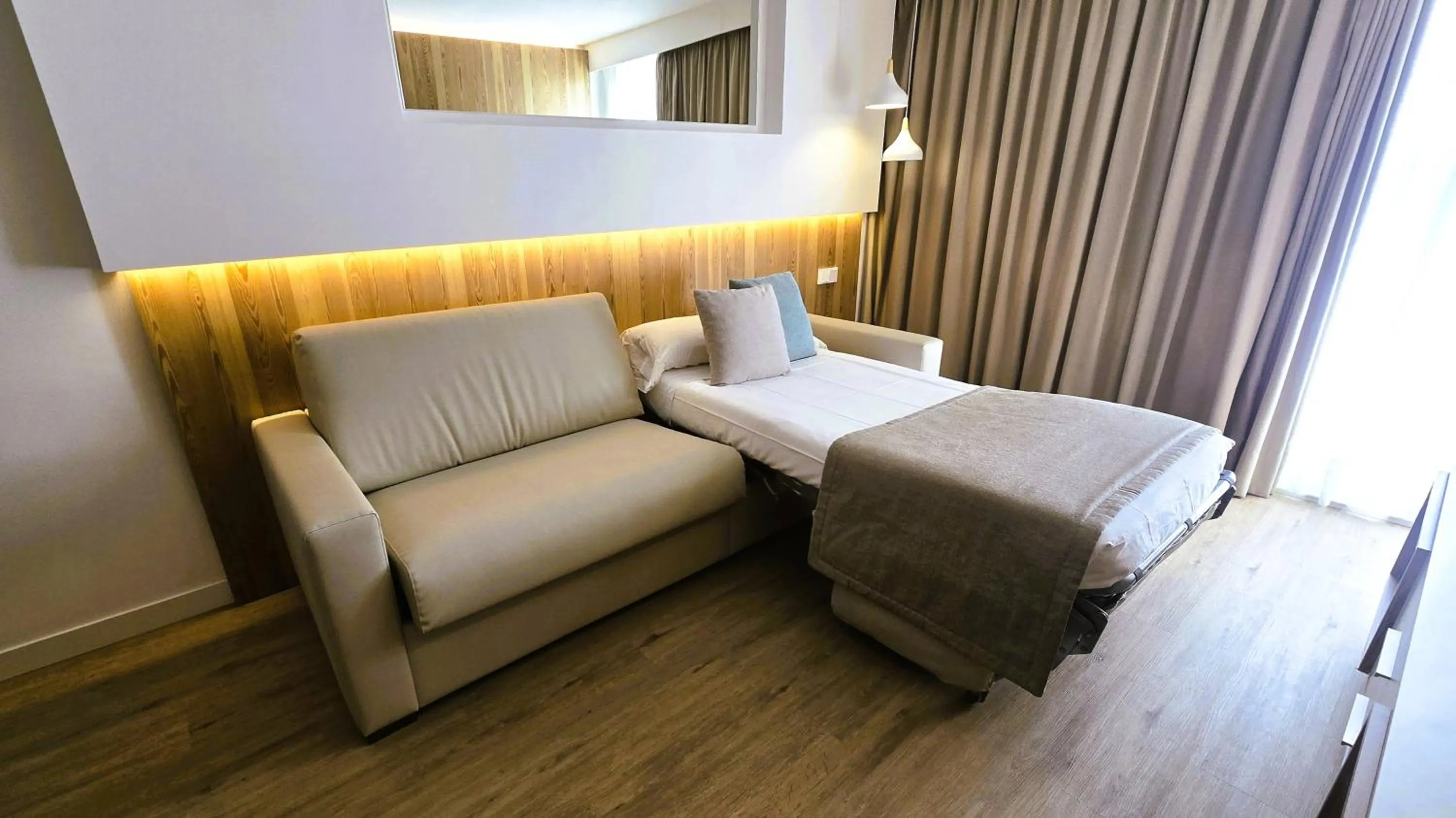 Living room, Bed in Aparthotel Ponent Mar