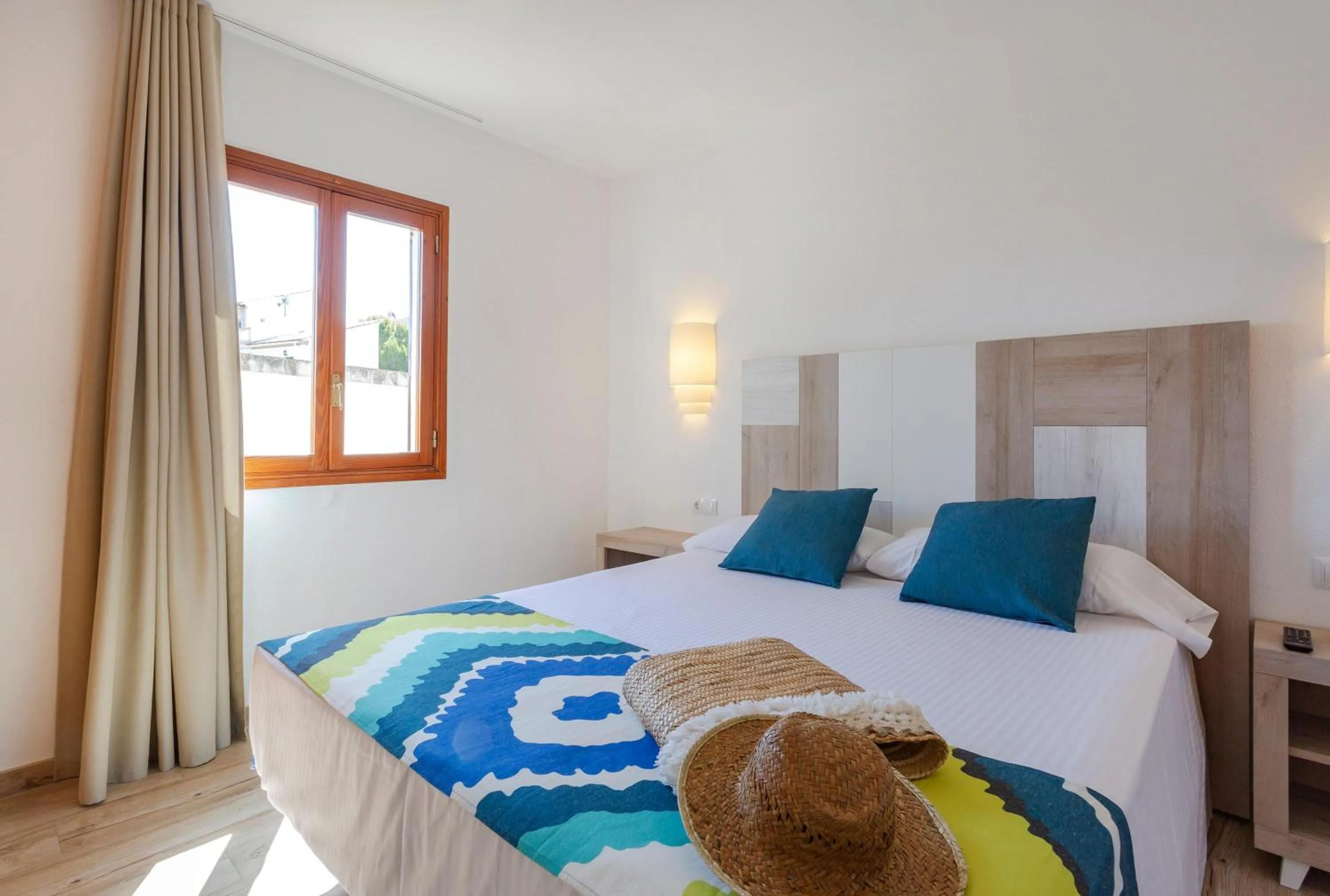 Photo of the whole room, Bed in Flipflop Surfing Playa