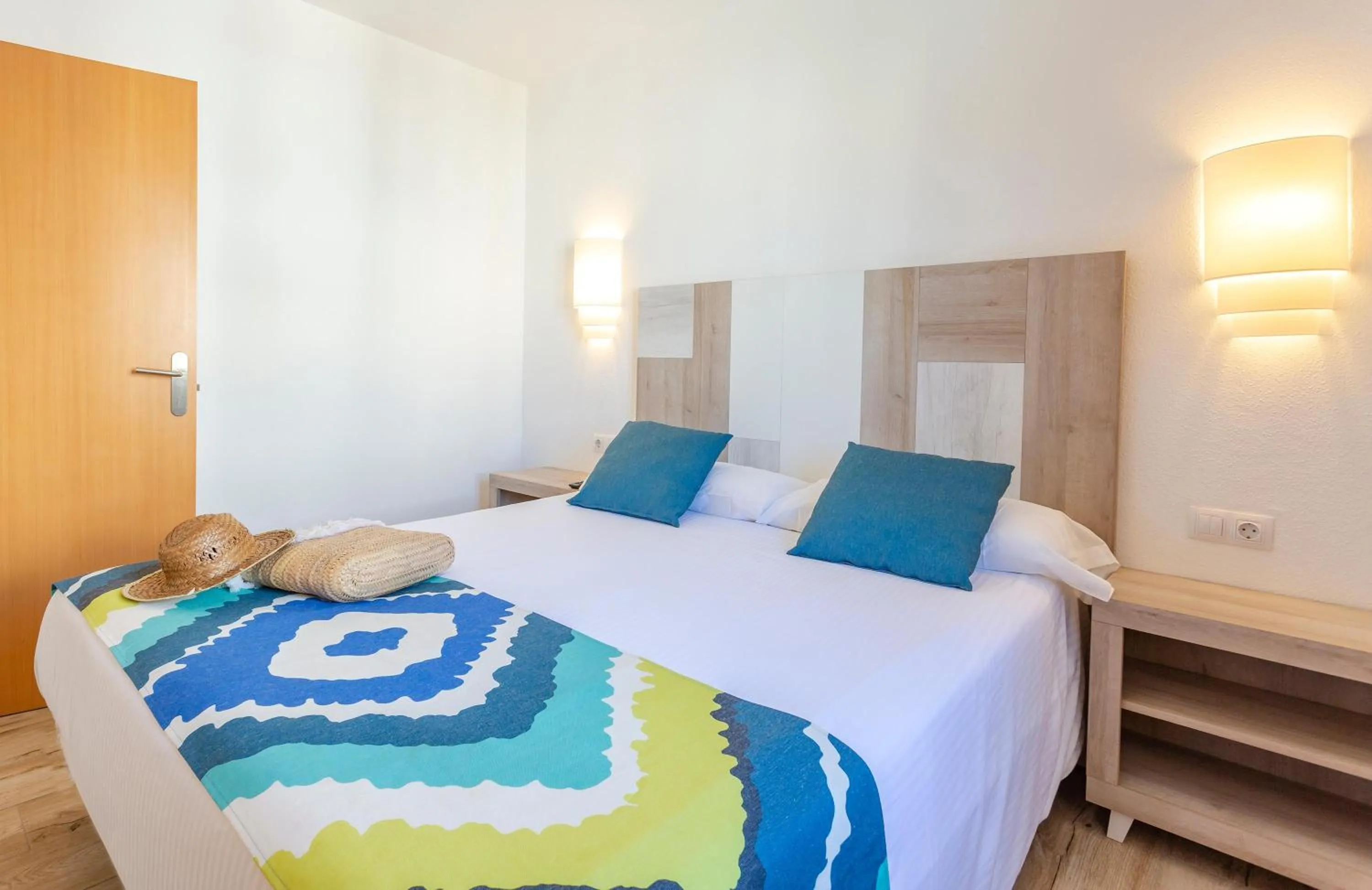 Photo of the whole room, Bed in Flipflop Surfing Playa