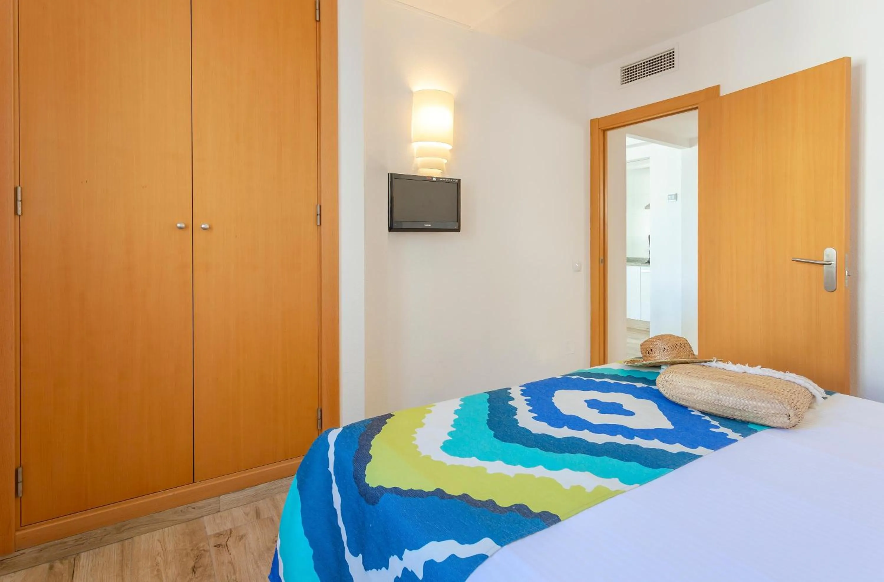 Photo of the whole room, Bed in Flipflop Surfing Playa