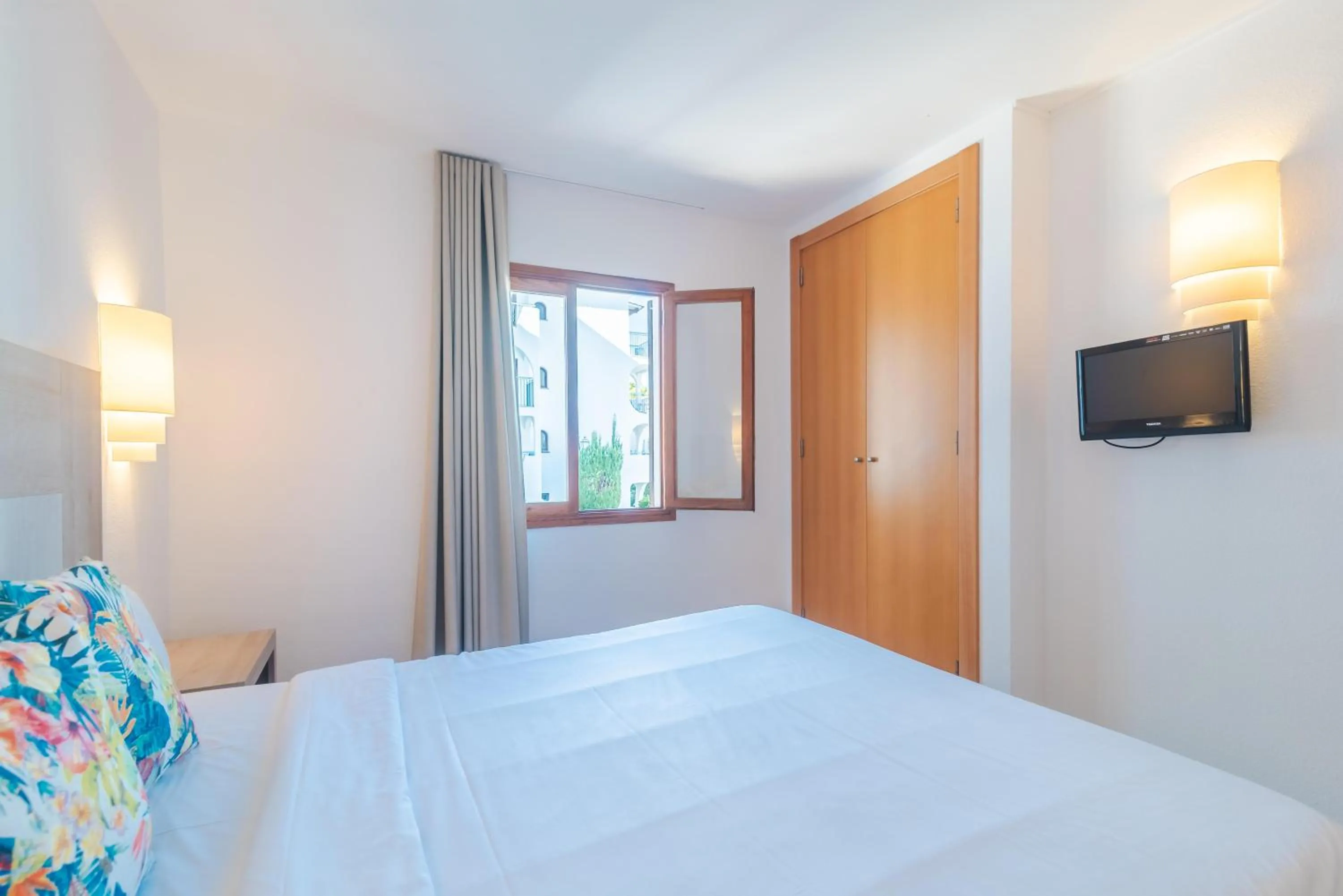 Photo of the whole room, Bed in Flipflop Surfing Playa