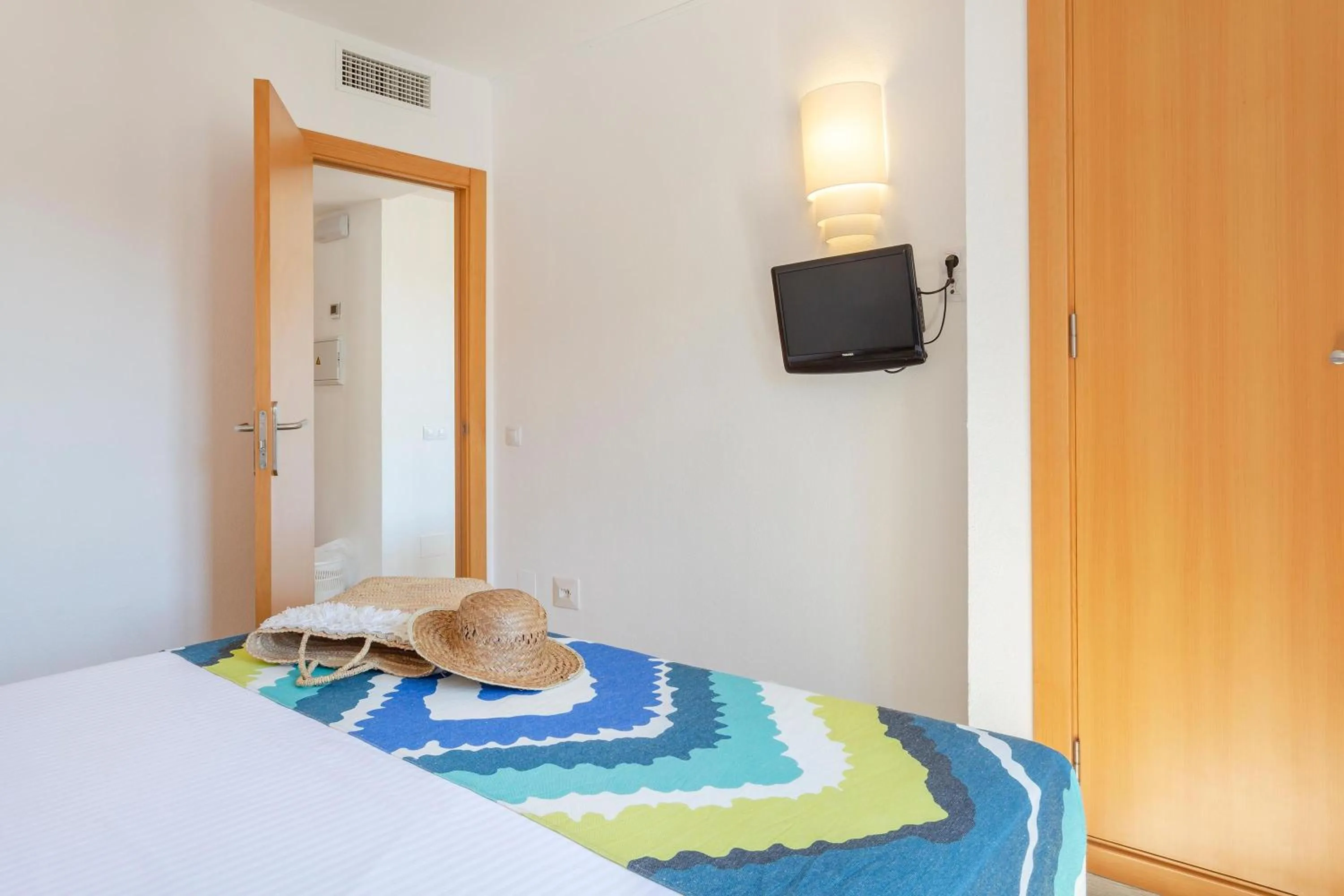 Photo of the whole room, Bed in Flipflop Surfing Playa