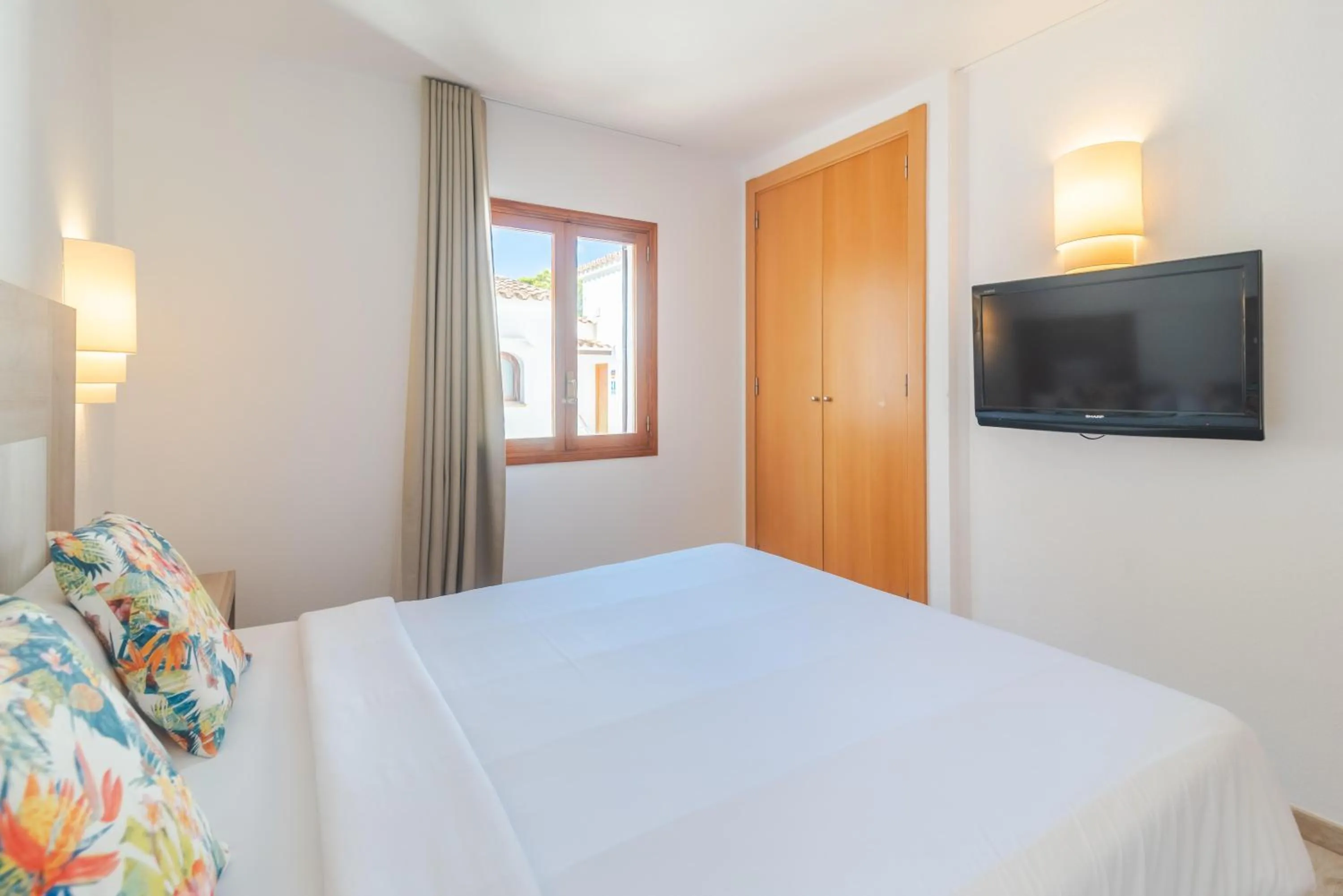 Photo of the whole room, Bed in Flipflop Surfing Playa