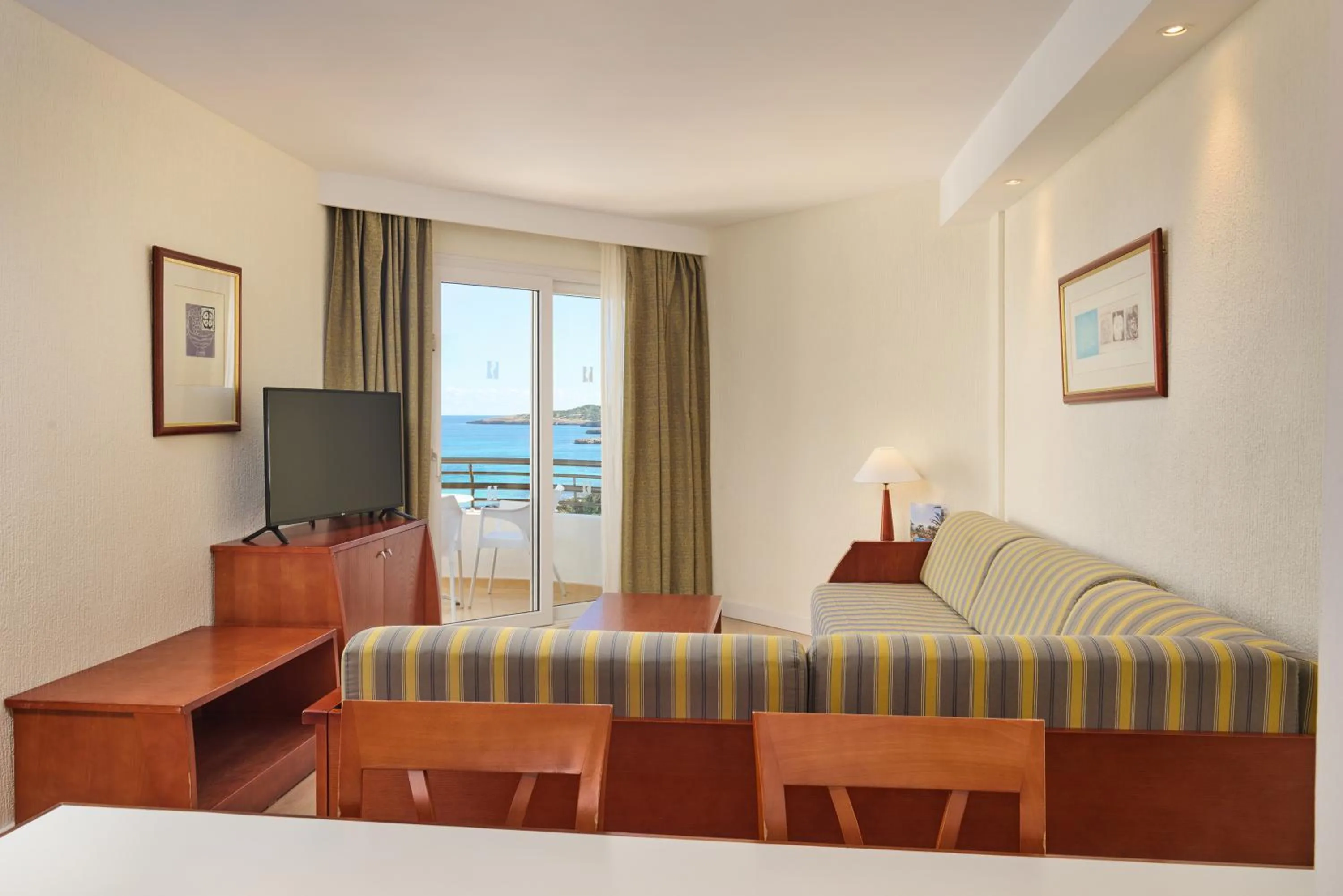 Living room, Bed in Hipotels Dunas Aparthotel