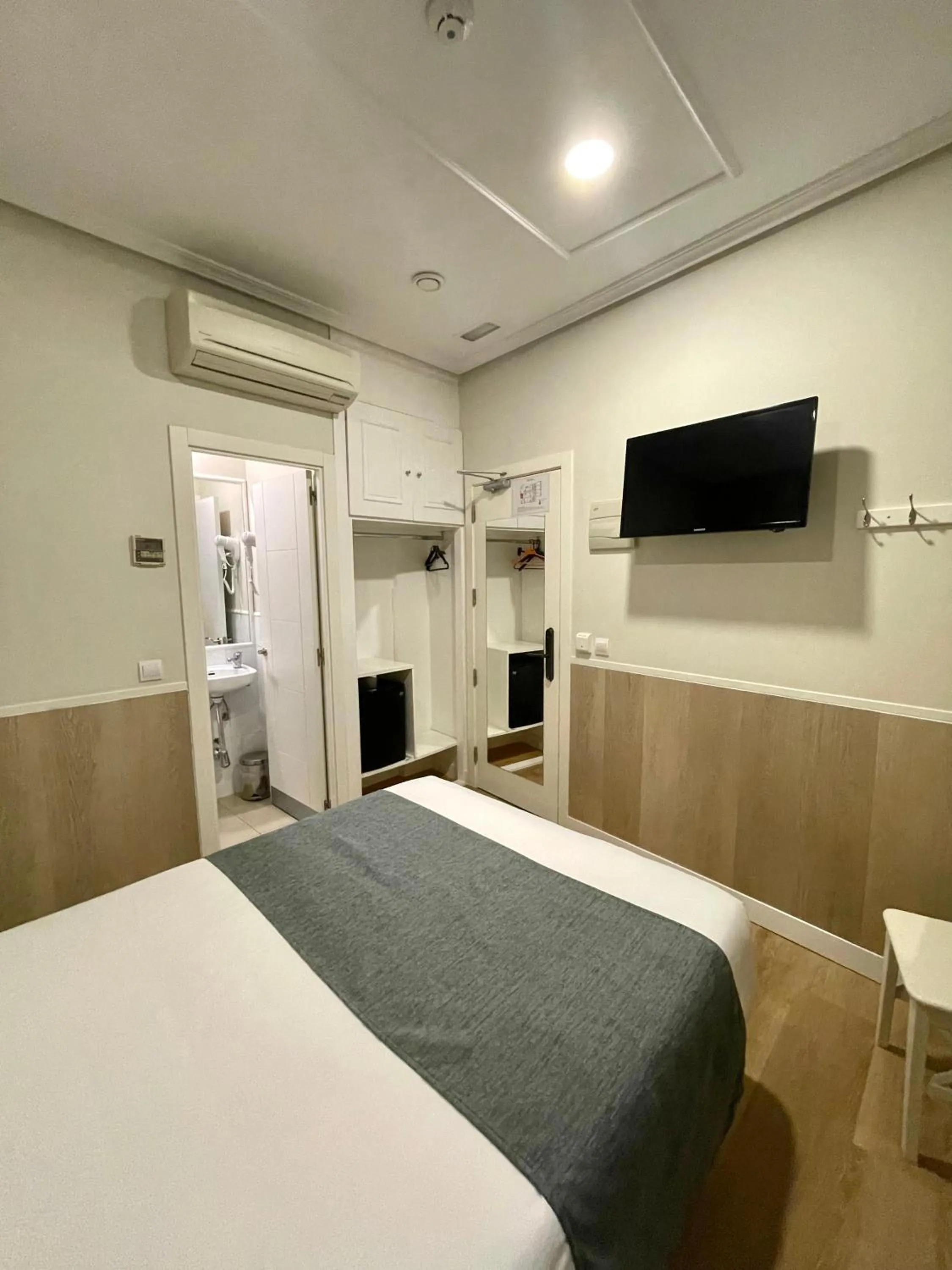 Bed in Hostal Madrid