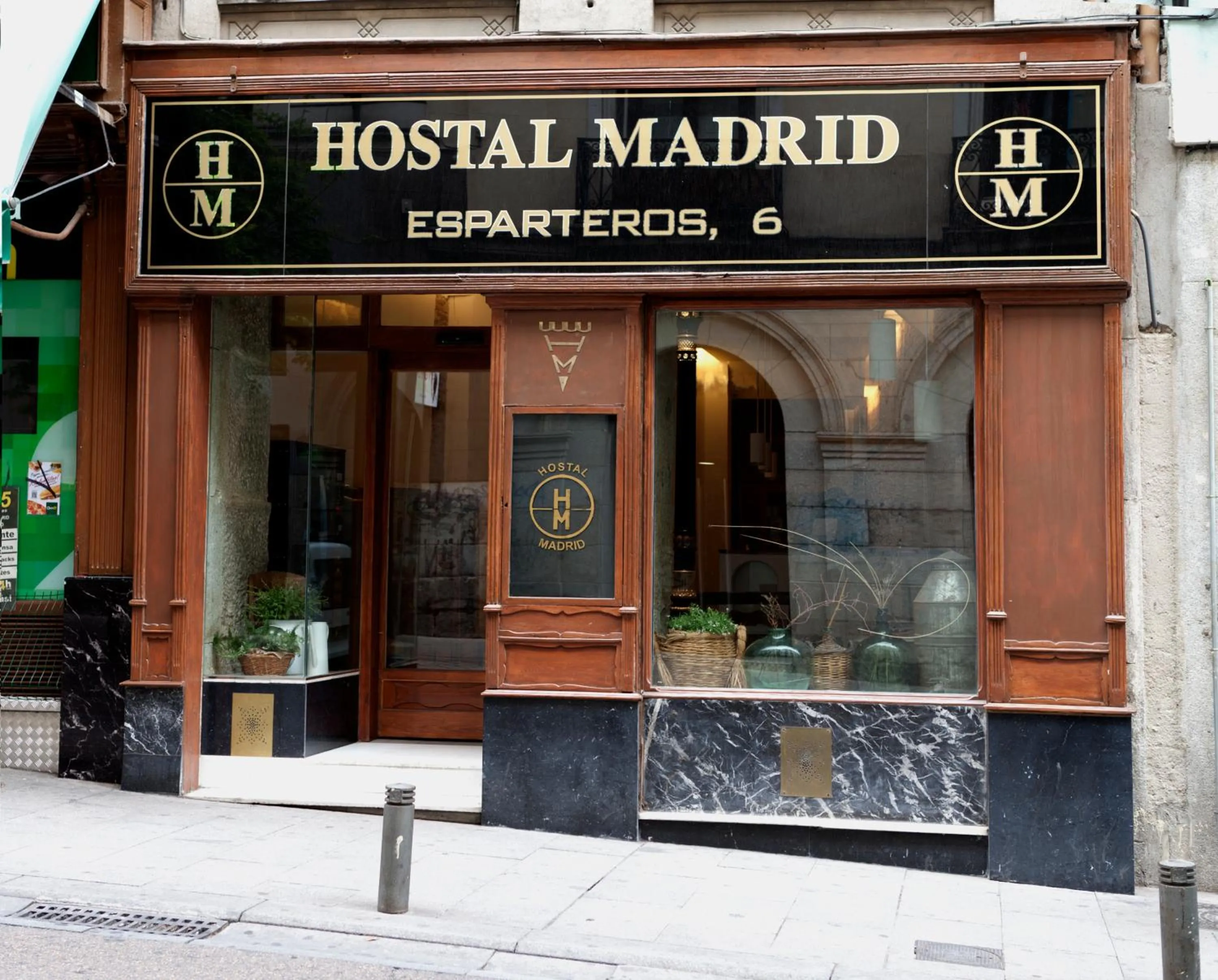 Facade/entrance in Hostal Madrid