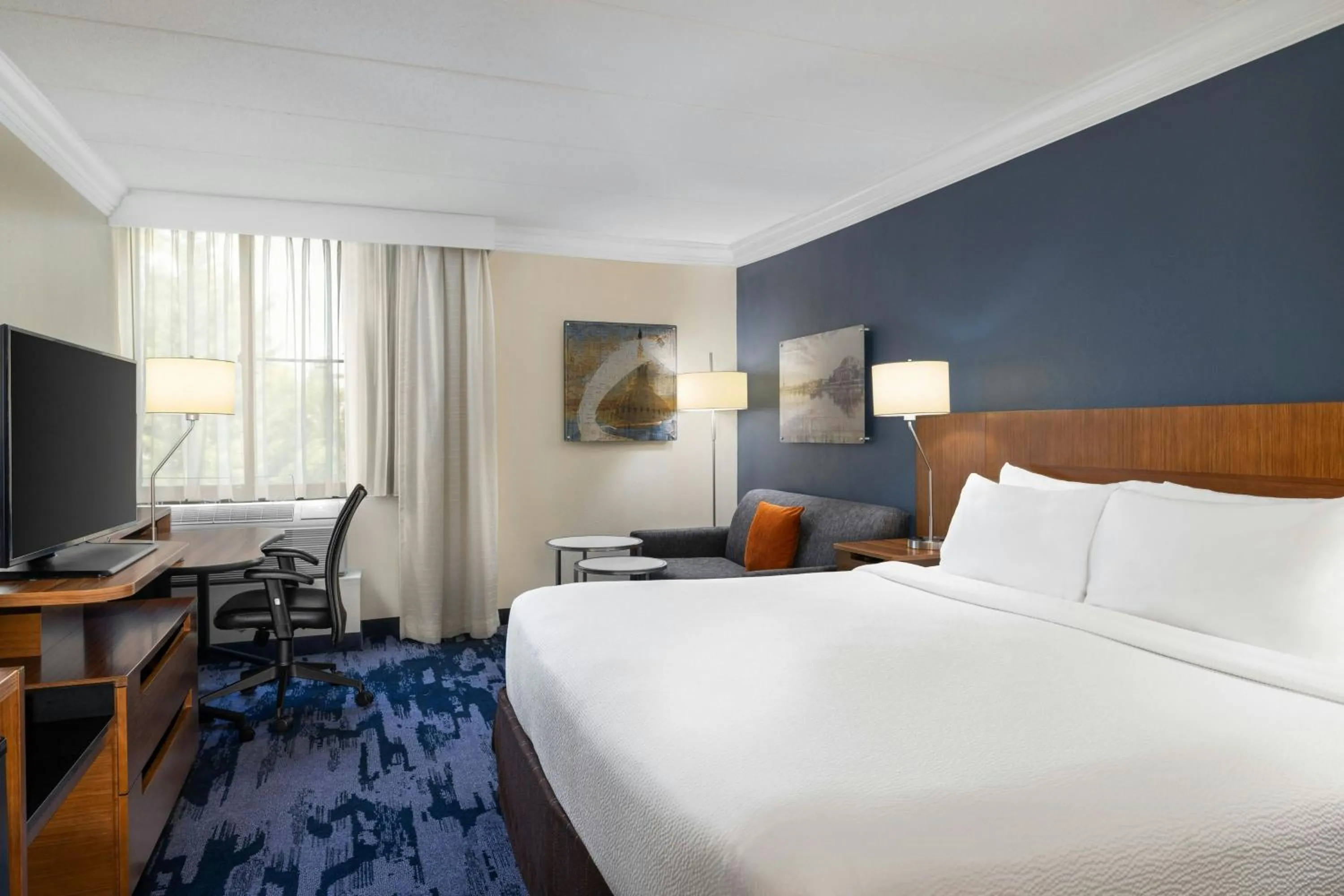 Photo of the whole room, Bed in Fairfield by Marriott Inn & Suites Herndon Reston