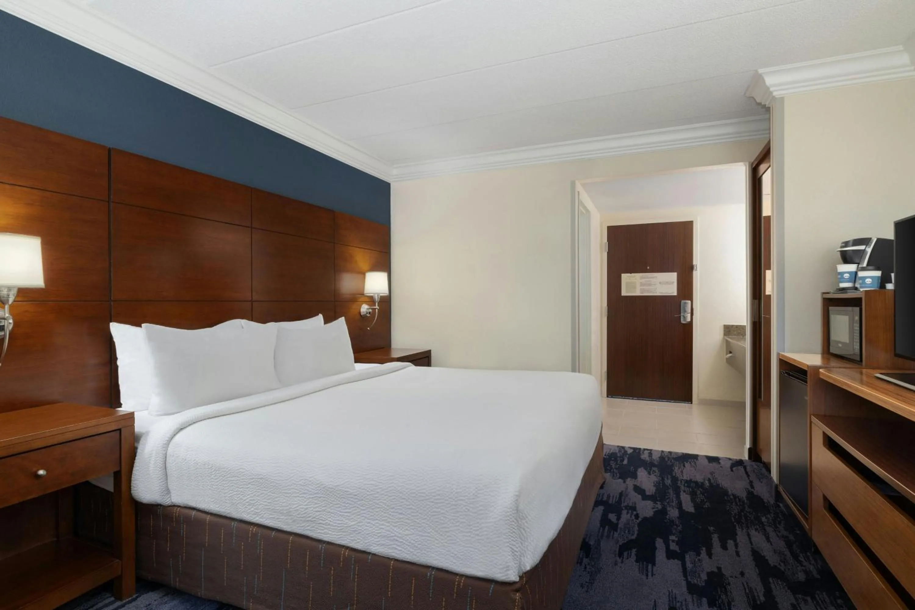 Photo of the whole room, Bed in Fairfield by Marriott Inn & Suites Herndon Reston