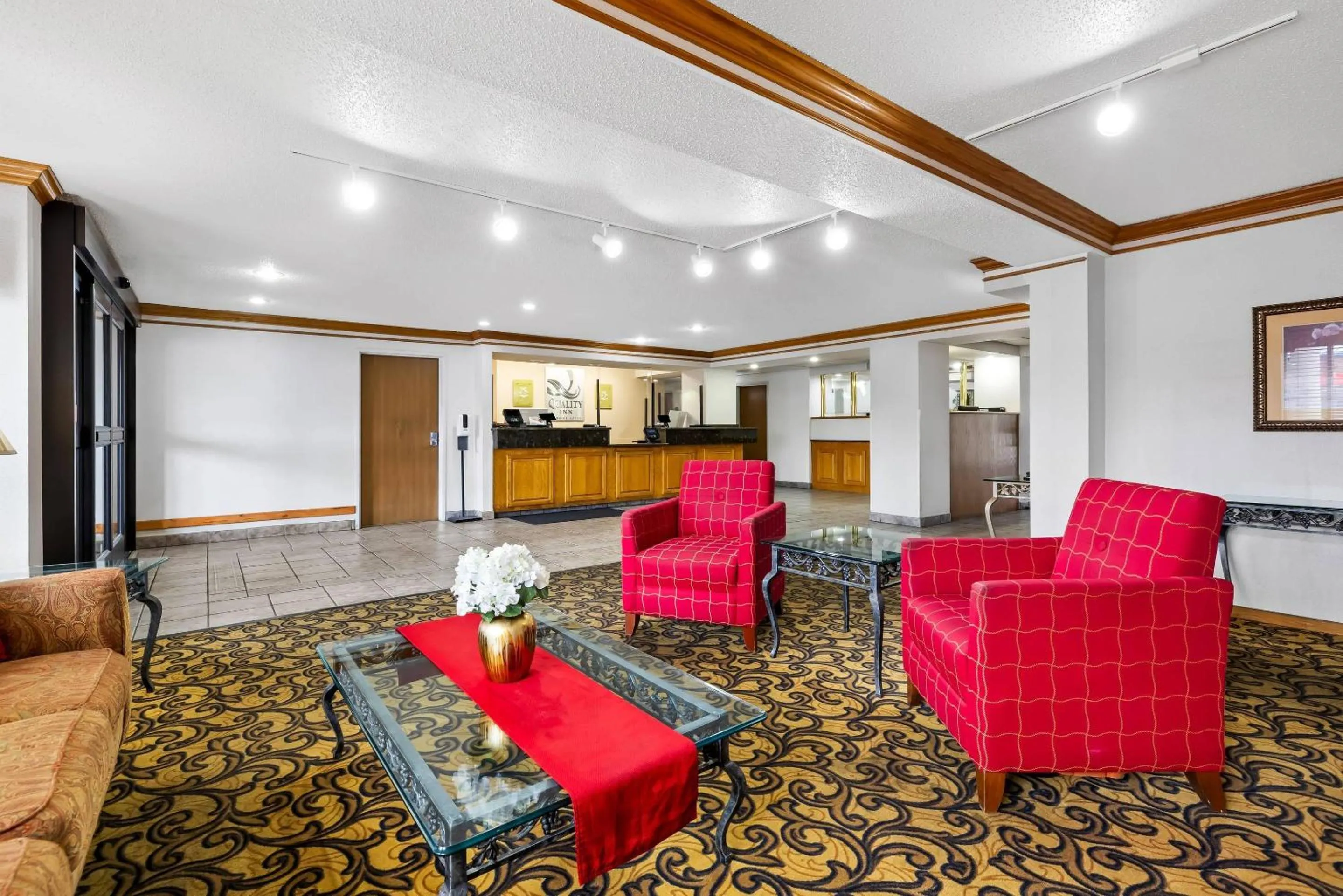 Lobby or reception in Quality Inn near Monument Health Rapid City Hospital